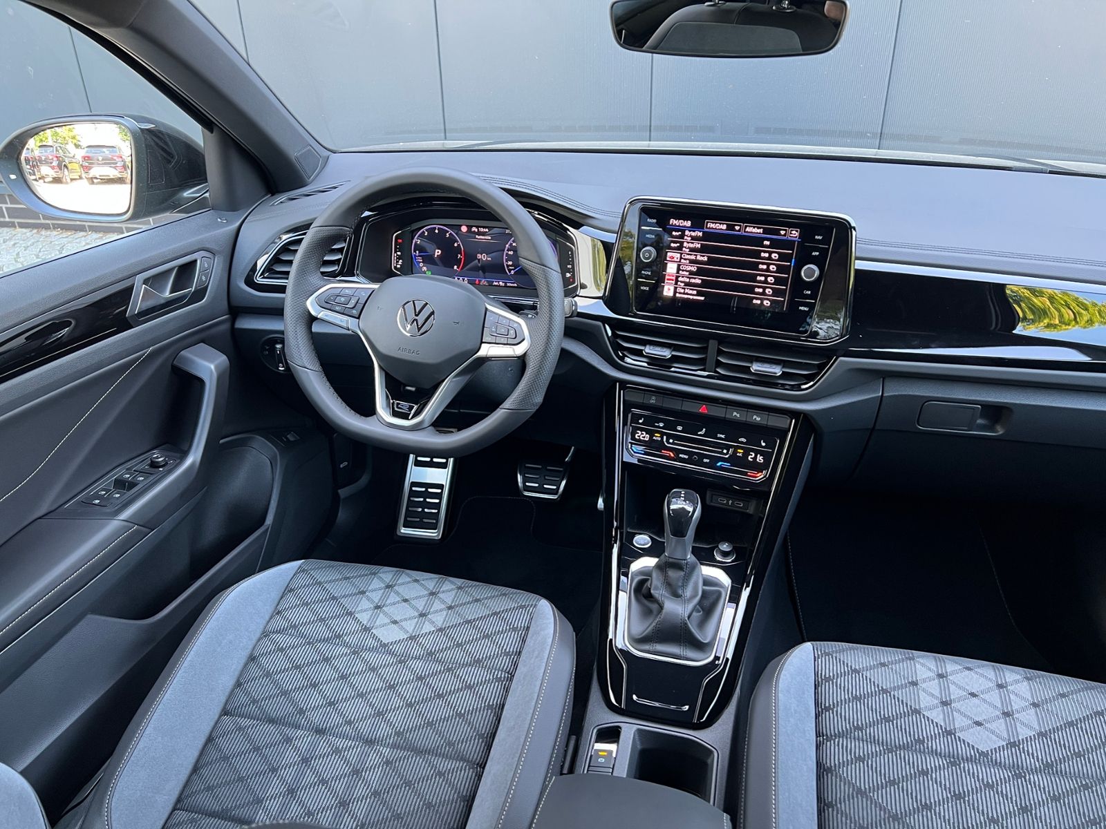 Fahrzeugabbildung Volkswagen T-Roc R-Line 1.5 TSI DSG *AHK, Pano, Black Style