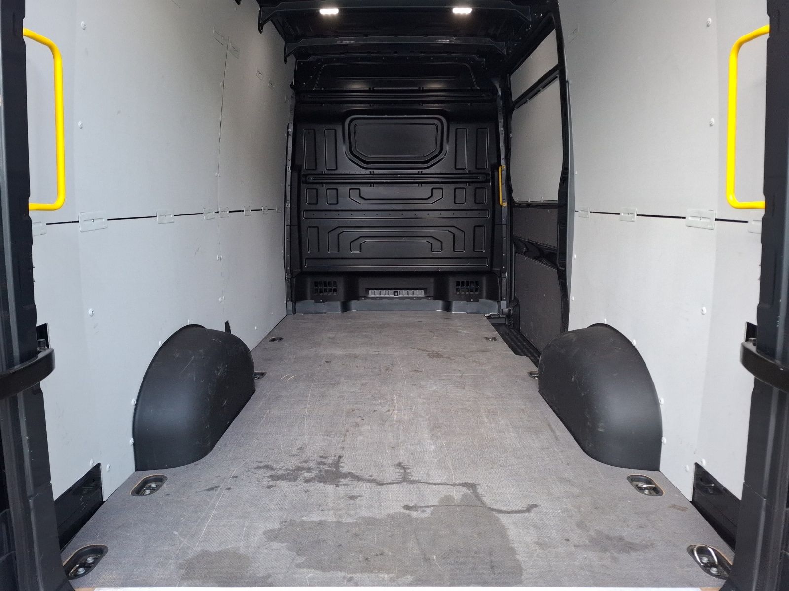Fahrzeugabbildung Volkswagen Crafter Kasten 35 MR HD AHK Navi Klima GRA RFK
