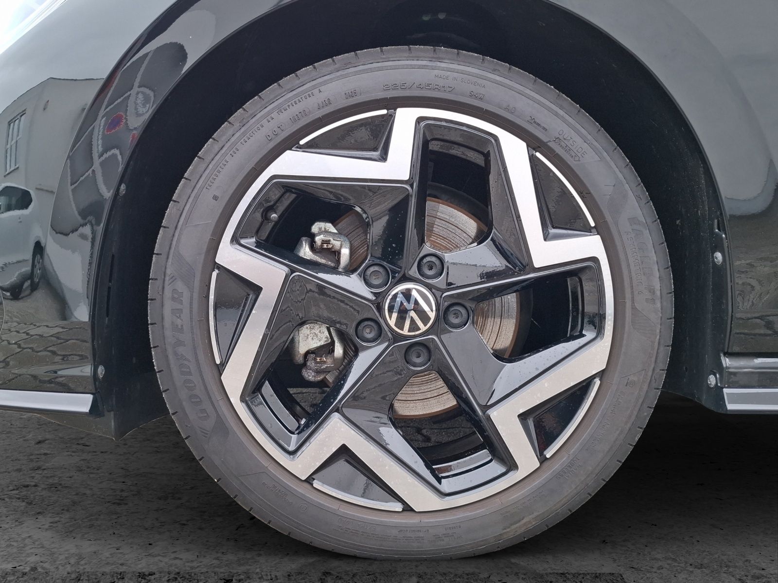 Fahrzeugabbildung Volkswagen Golf VIII Variant eTSI R-Line DSG LED Navi AID A