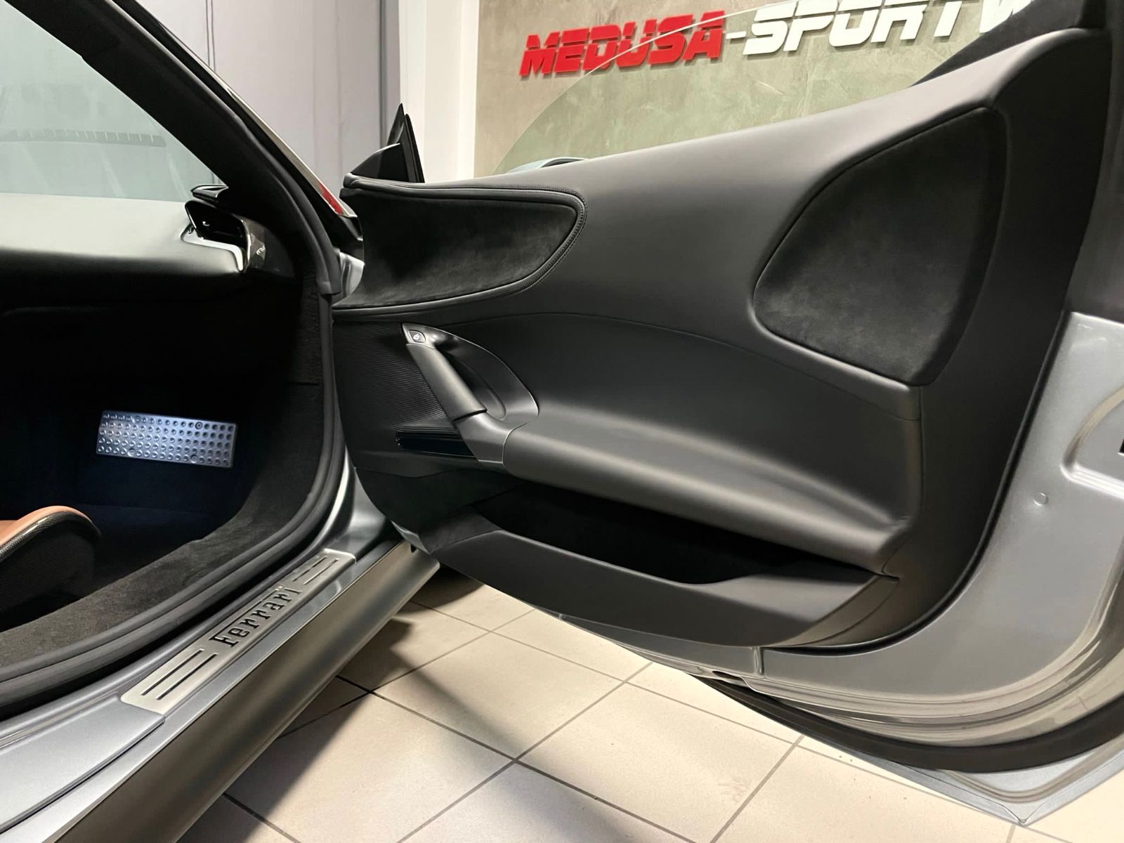 Fahrzeugabbildung Ferrari SF90 NOVITEC RACINGSEAT CARBONPACK LIFT JBL FULL