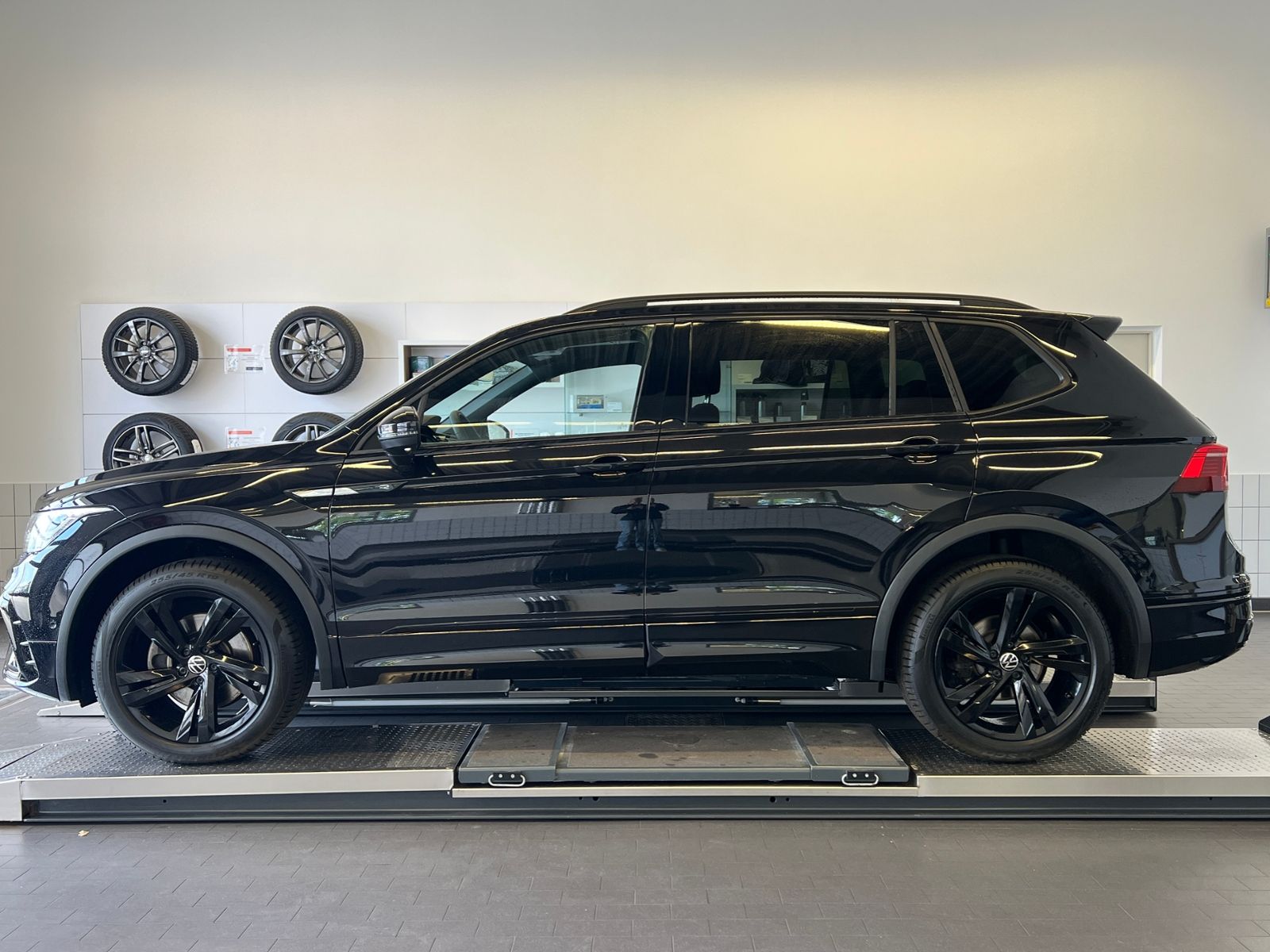 Fahrzeugabbildung Volkswagen Tiguan Allspace R-Line 2.0 TDI DSG 4Motion *AHK,