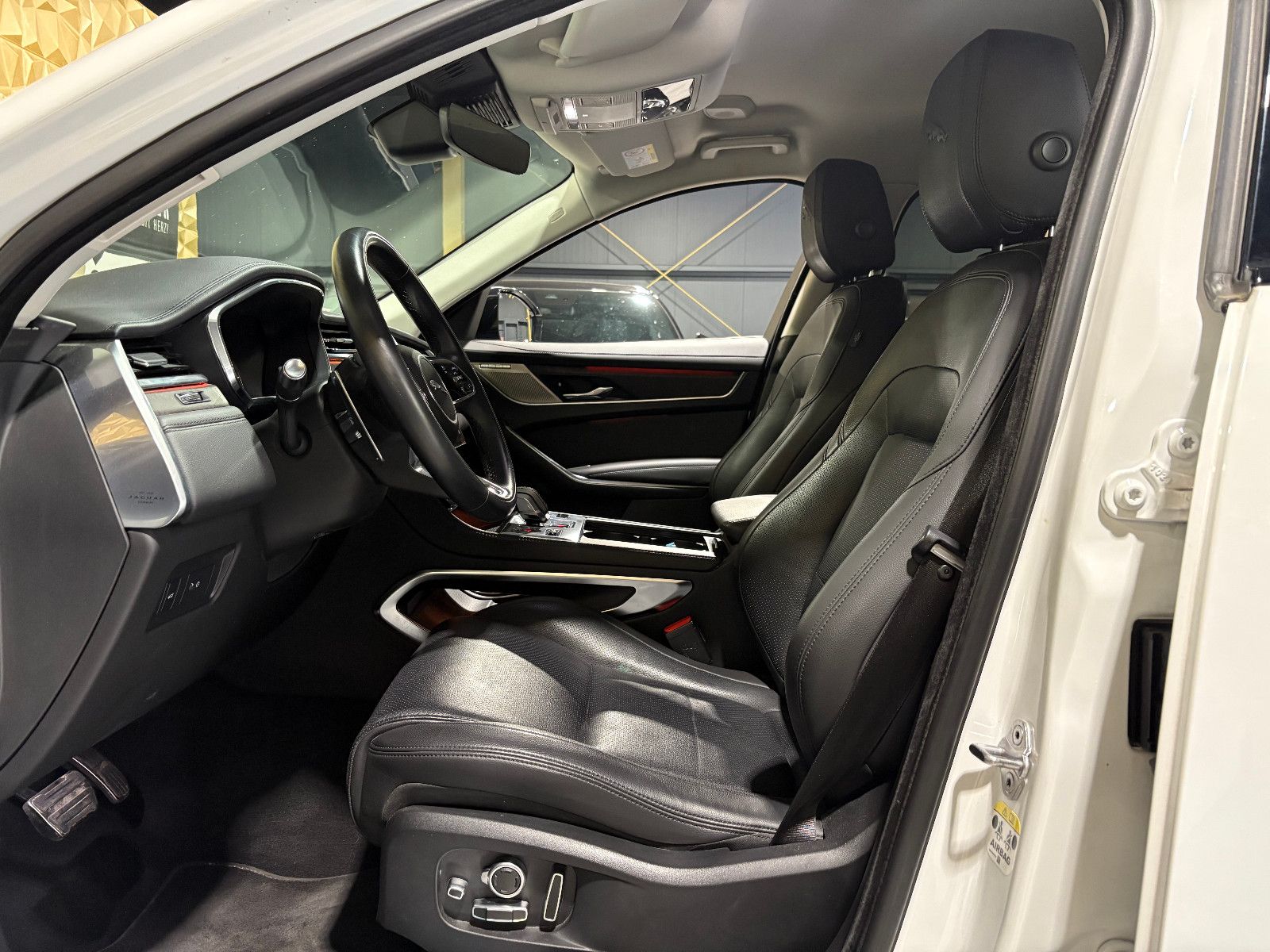 Fahrzeugabbildung Jaguar F-PACE SE AWD/D300/MEMORY/MASSAGE/APPLE/NAVI/KAM