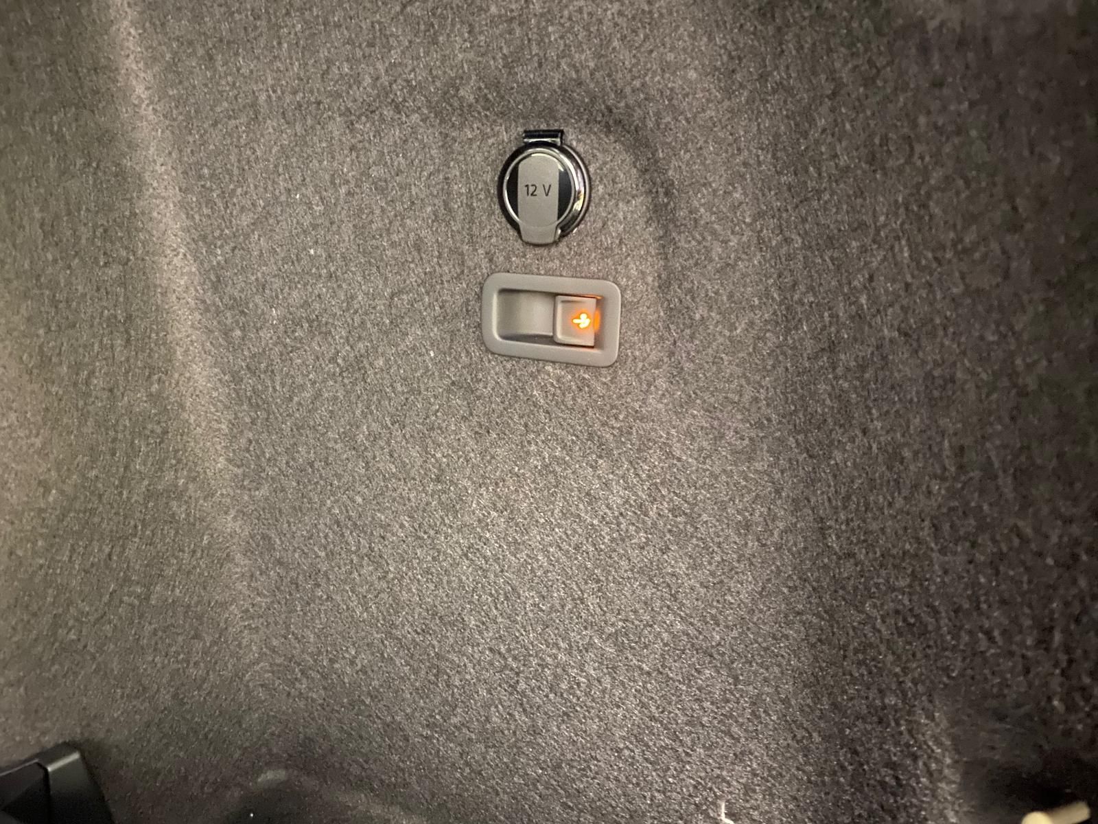 Fahrzeugabbildung Volkswagen Variant 2.0 TDI DSG R-Line BLACKSTY+MATRIX+5JGAR