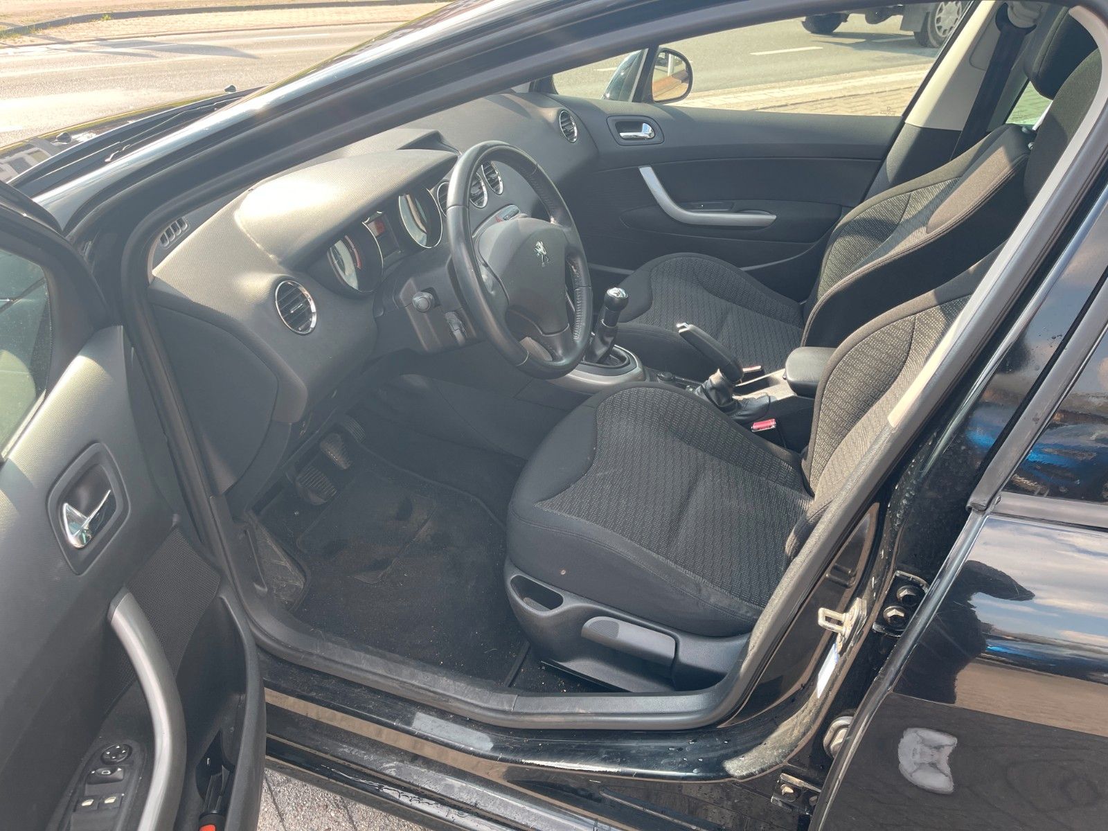 Fahrzeugabbildung Peugeot 308 SW Premium AHK 2. Radsatz
