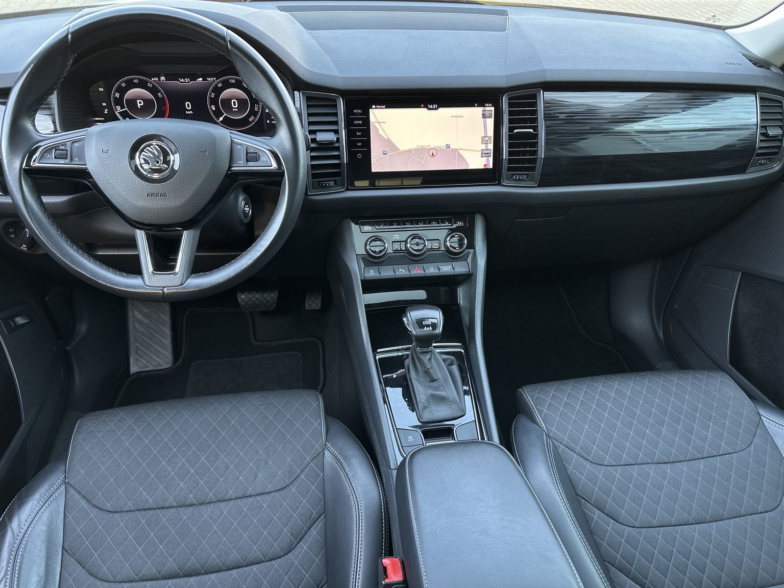 Fahrzeugabbildung SKODA Kodiaq 2.0 TSI DSG 4x4 7-Sitzer NAV+LED+PANO+VC