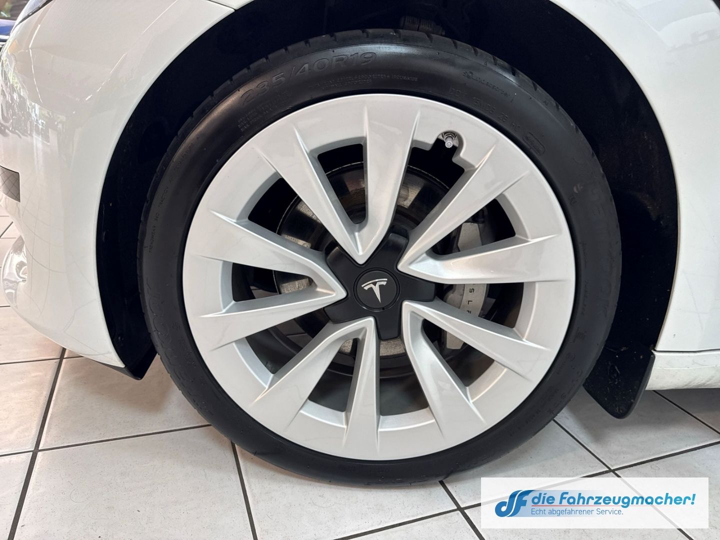 Fahrzeugabbildung Tesla Model 3 Basis RWD Soundsystem ACC El. Heckklappe