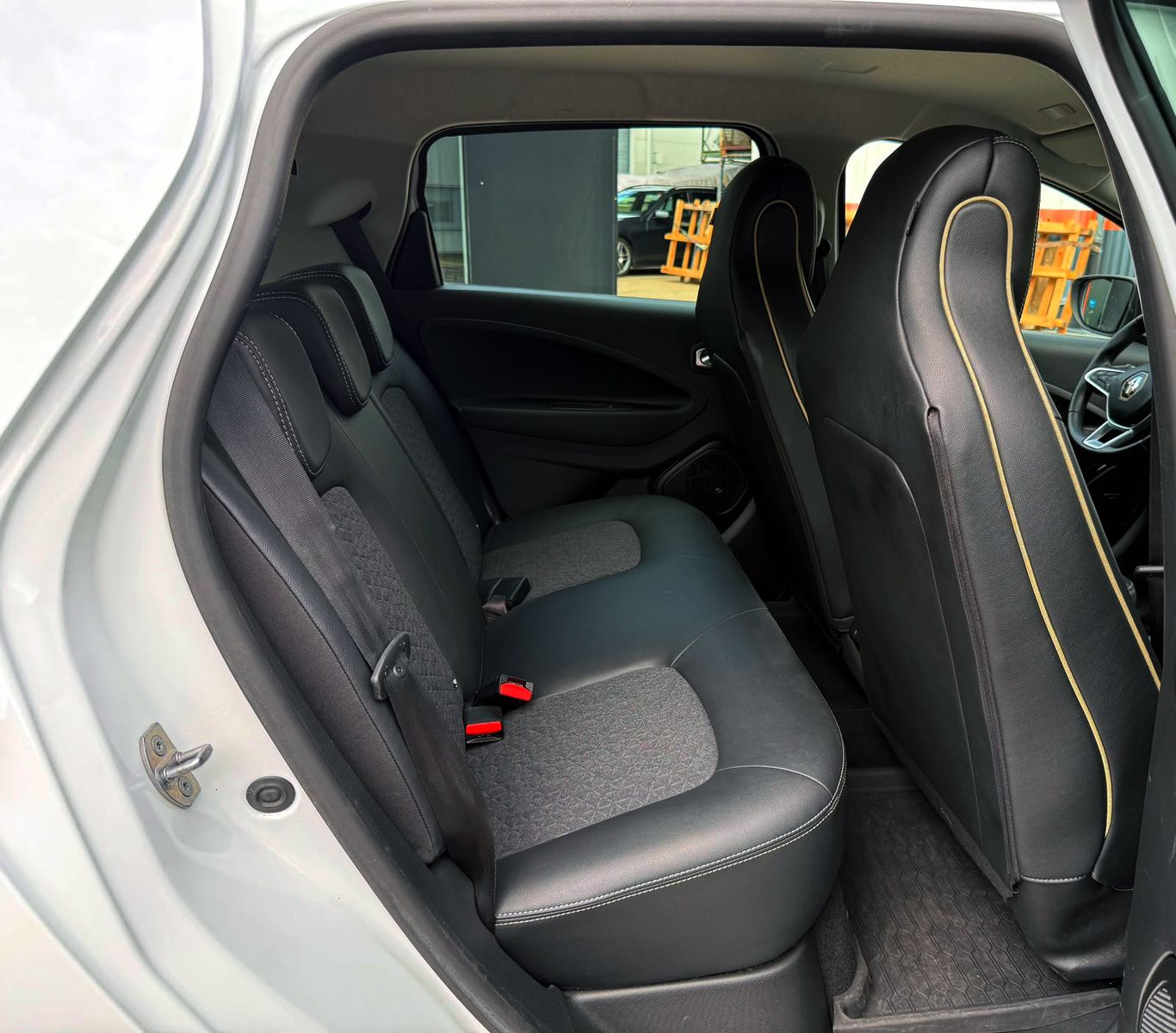 Fahrzeugabbildung Renault ZOE R135 Iconic 52kWh KAM NAV BOSE SHZ PDC LED