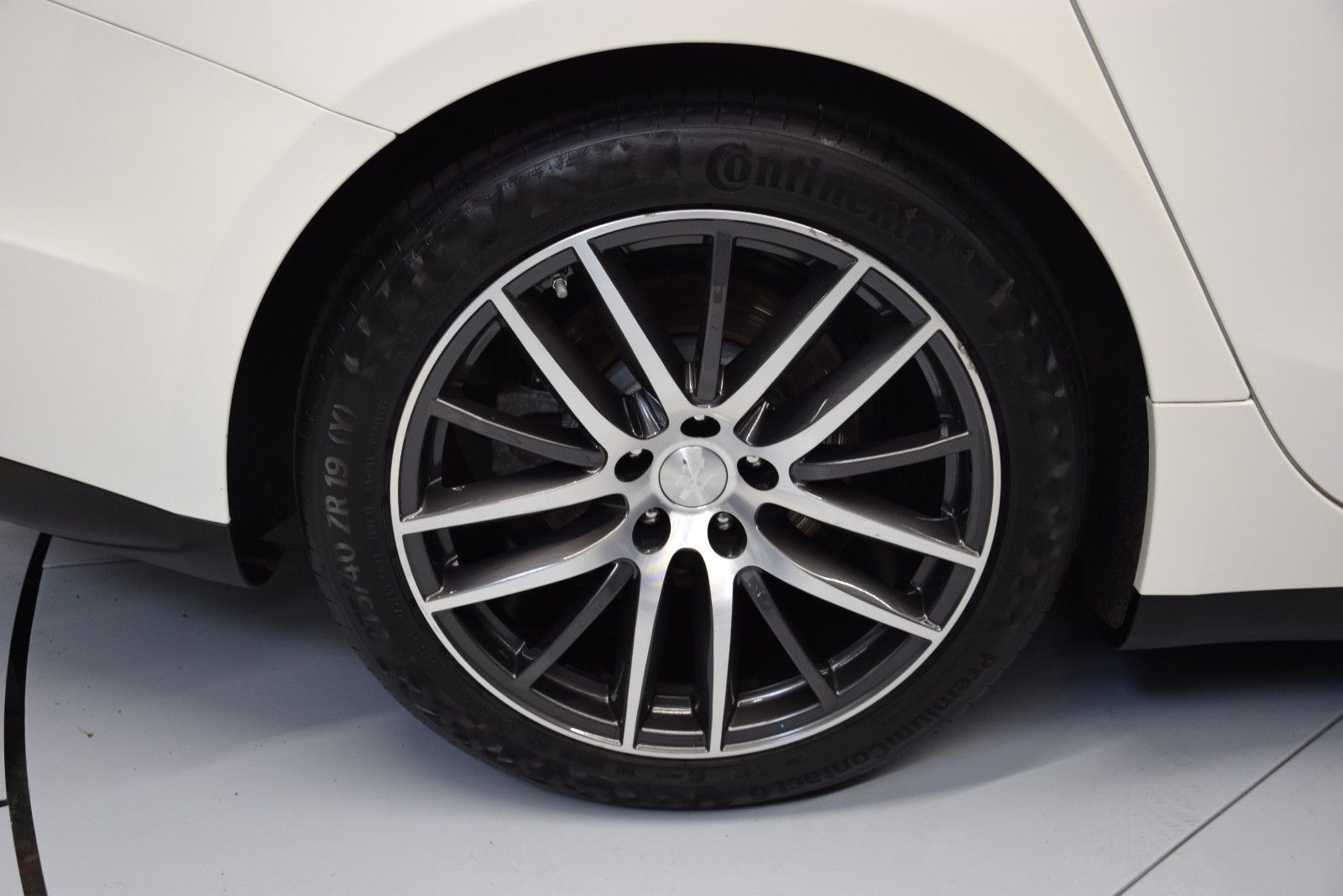 Fahrzeugabbildung Maserati Ghibli Diesel Schiebedach Memory B&W Sitzbelüft.