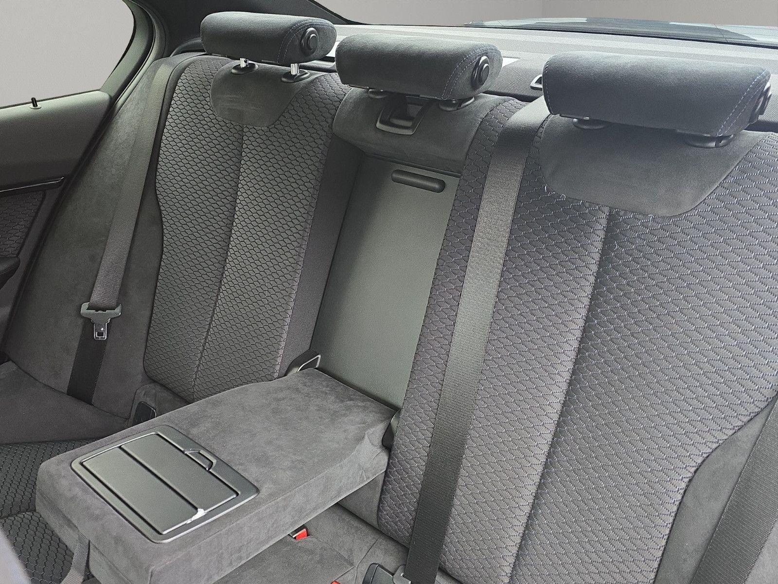 Fahrzeugabbildung BMW 330 e iPerformance M-Sportpaket +LED+ALCANTARA