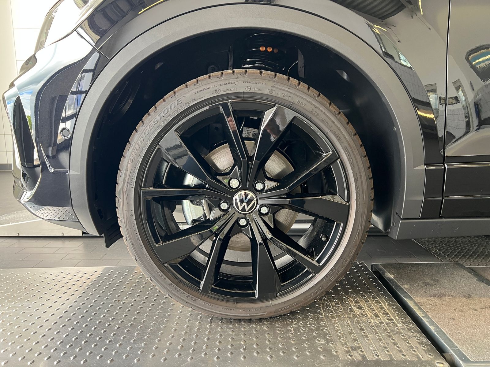 Fahrzeugabbildung Volkswagen T-Roc R-Line 1.5 TSI DSG *AHK; BlackStyle, IQ.Dr