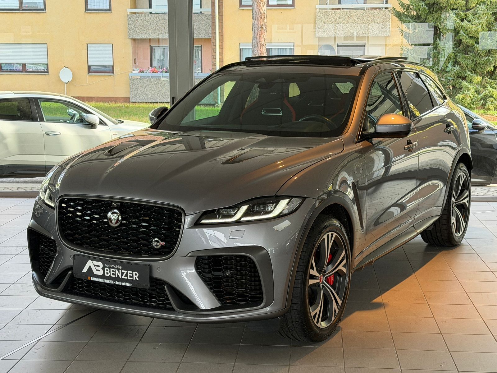 Fahrzeugabbildung Jaguar F-PACE SVR /PANO/MERIDIAN/HUD/360°KAM/MEMORY