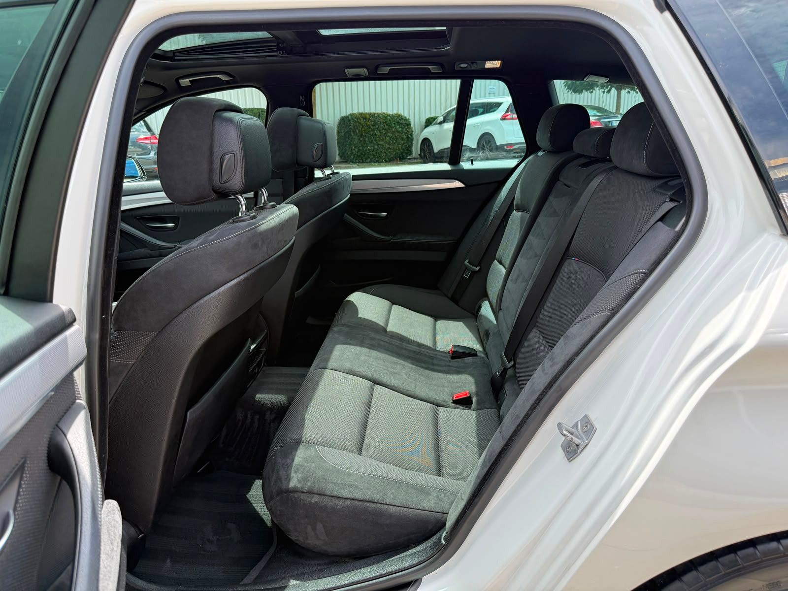 Fahrzeugabbildung BMW 530d Touring xDrive M-Sport PDC PANO SHZ AHK BT