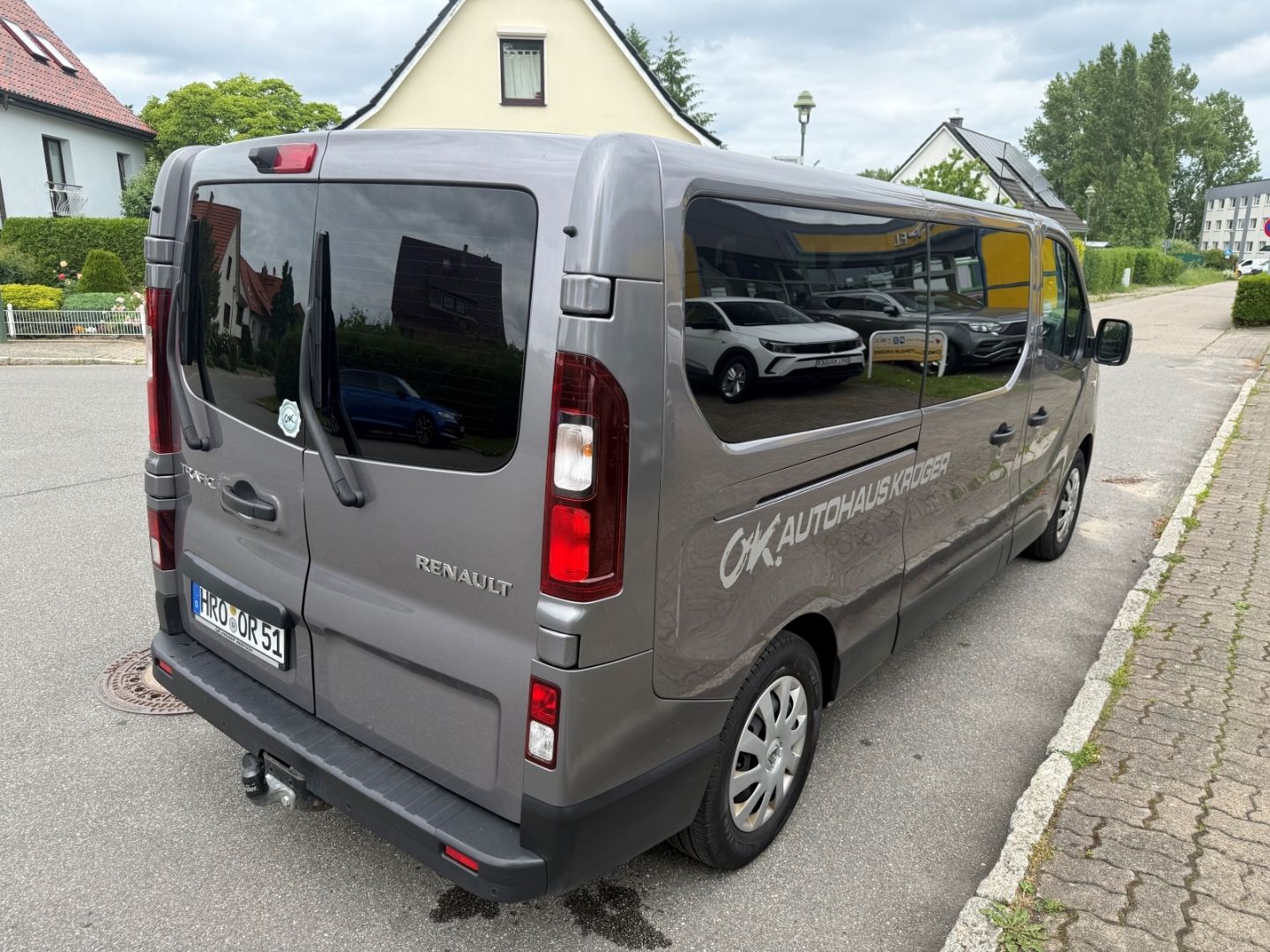 Fahrzeugabbildung Renault Trafic Life L2H1 - 9 Sitze + Rückfahrkamera