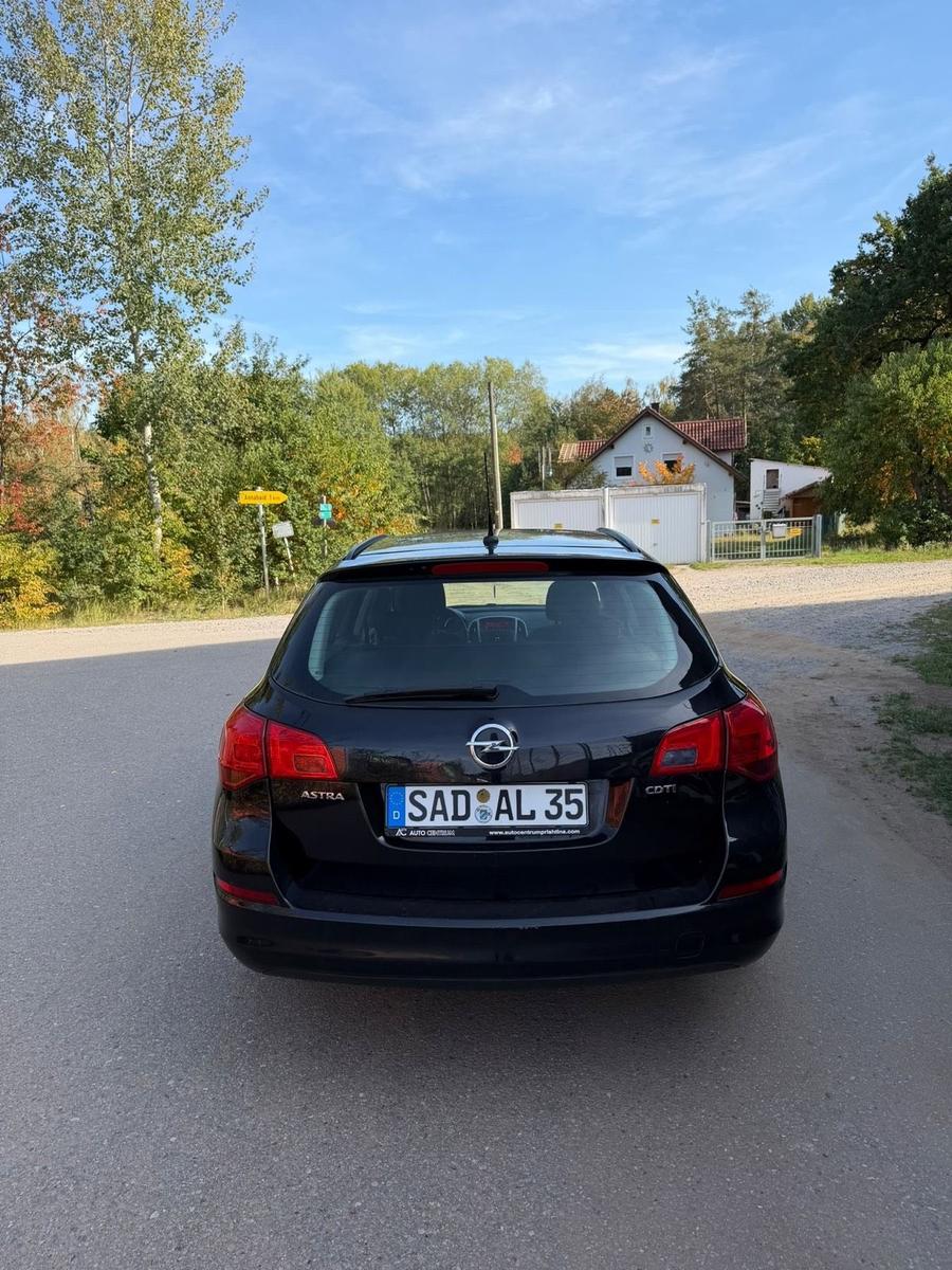 Opel Astra 2011 — photo 6