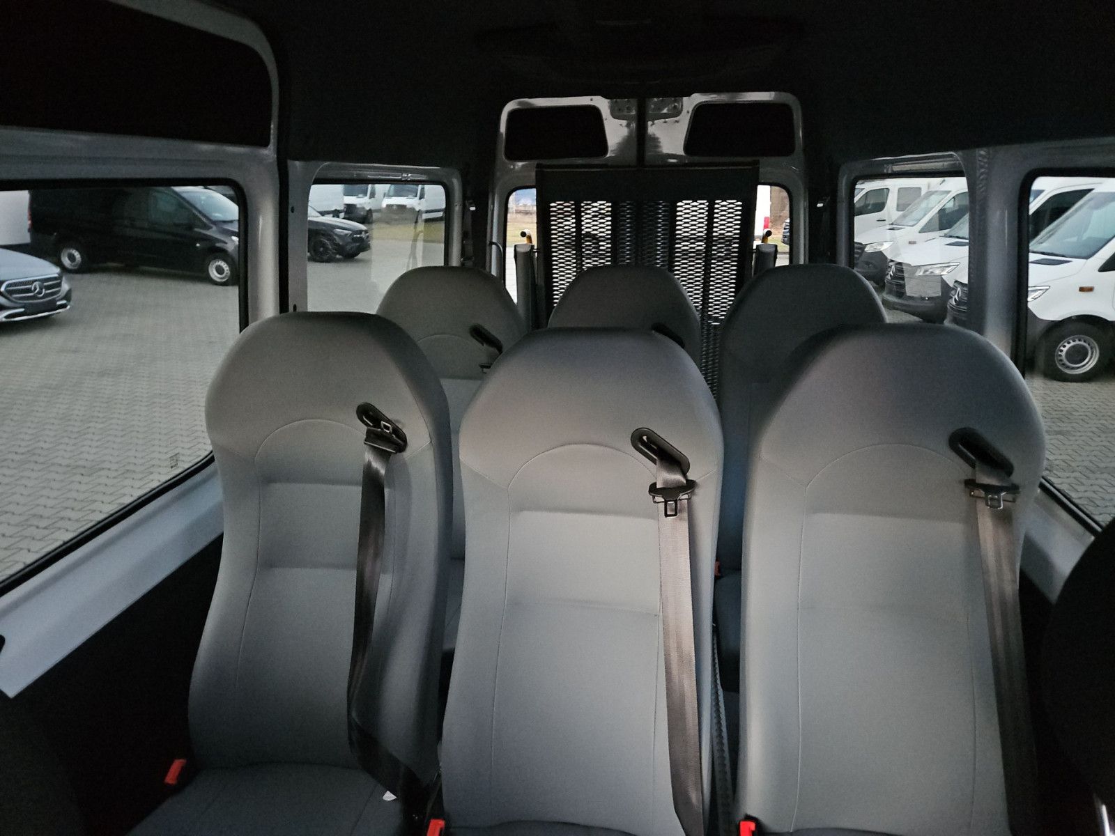 Fahrzeugabbildung Mercedes-Benz Sprinter 317 Kombi L2H2 Mobility Rollstuhl Lift