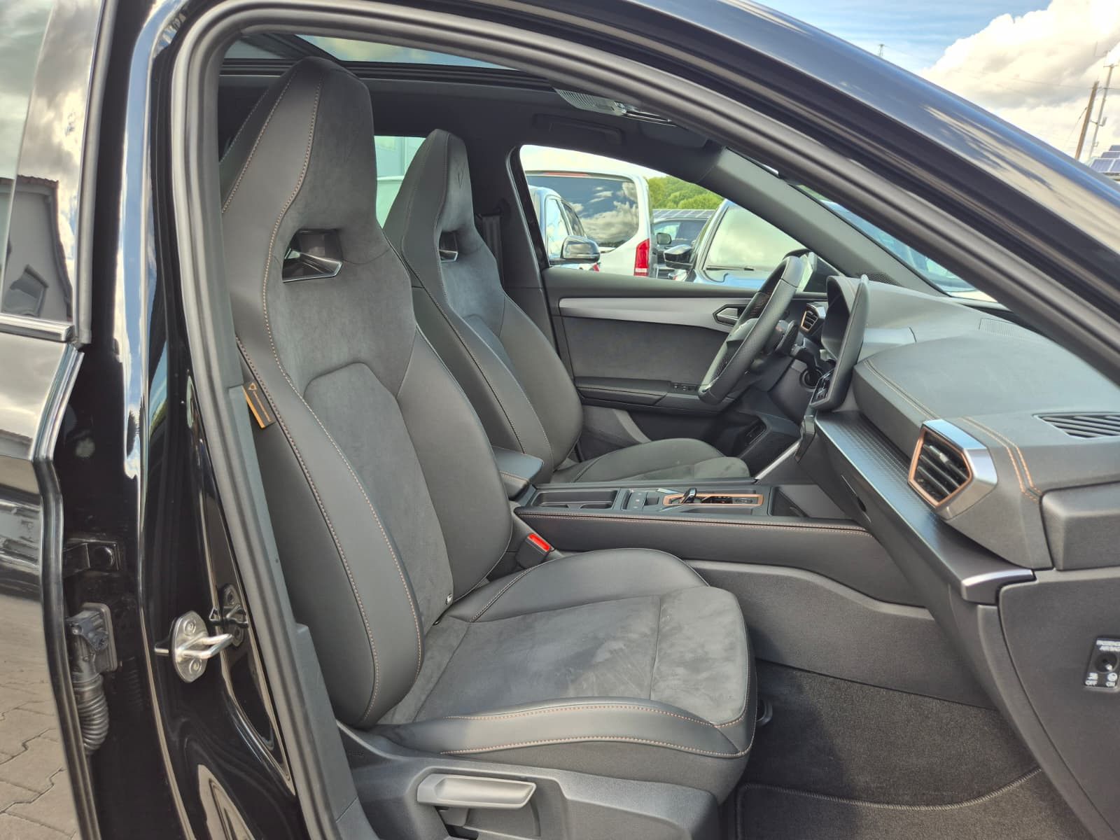 Fahrzeugabbildung CUPRA Leon 1.5 eTSI DSG PANO*AHK*DYNAMICA*EDGE*18" 5JG