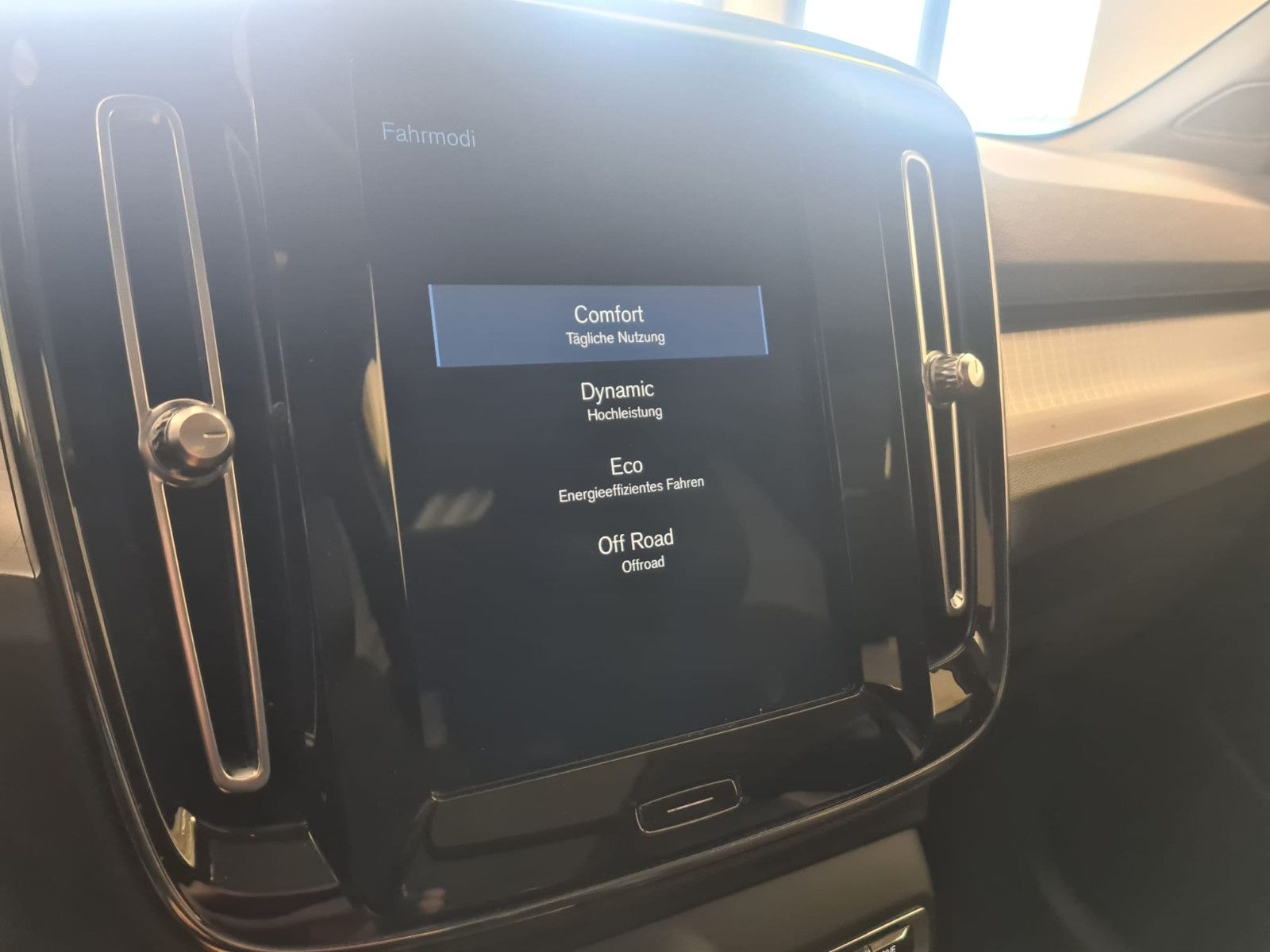 Fahrzeugabbildung Volvo XC40 Momentum AWD/LED/KLIMA/GARANTIE