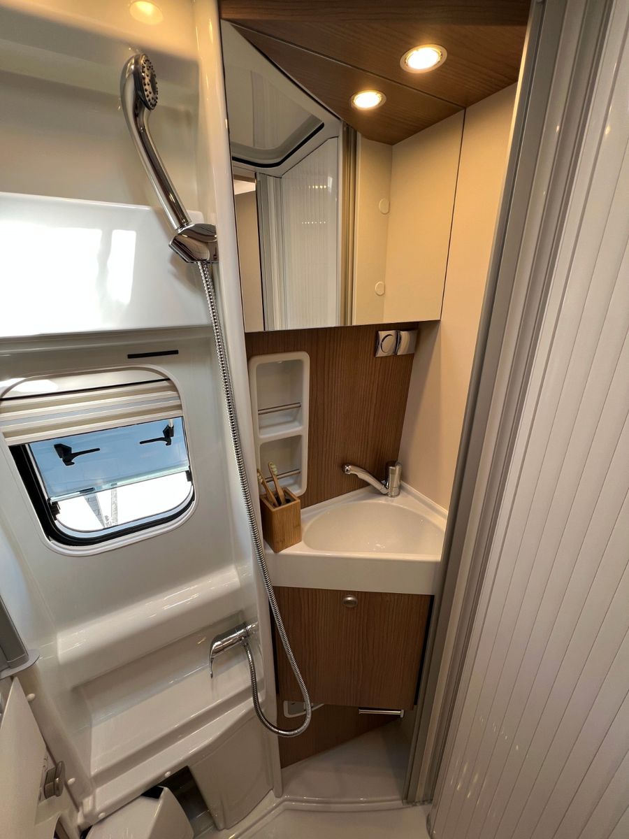 Fahrzeugabbildung Malibu Van first class - two rooms GT skyview 640 LE RB