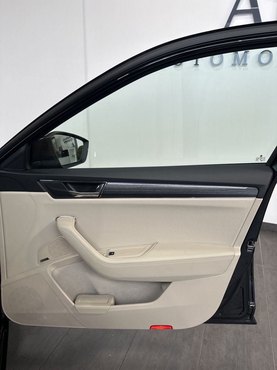 Fahrzeugabbildung SKODA Superb Combi Premium Edition NAV+LED+ACC+18ZO+VC