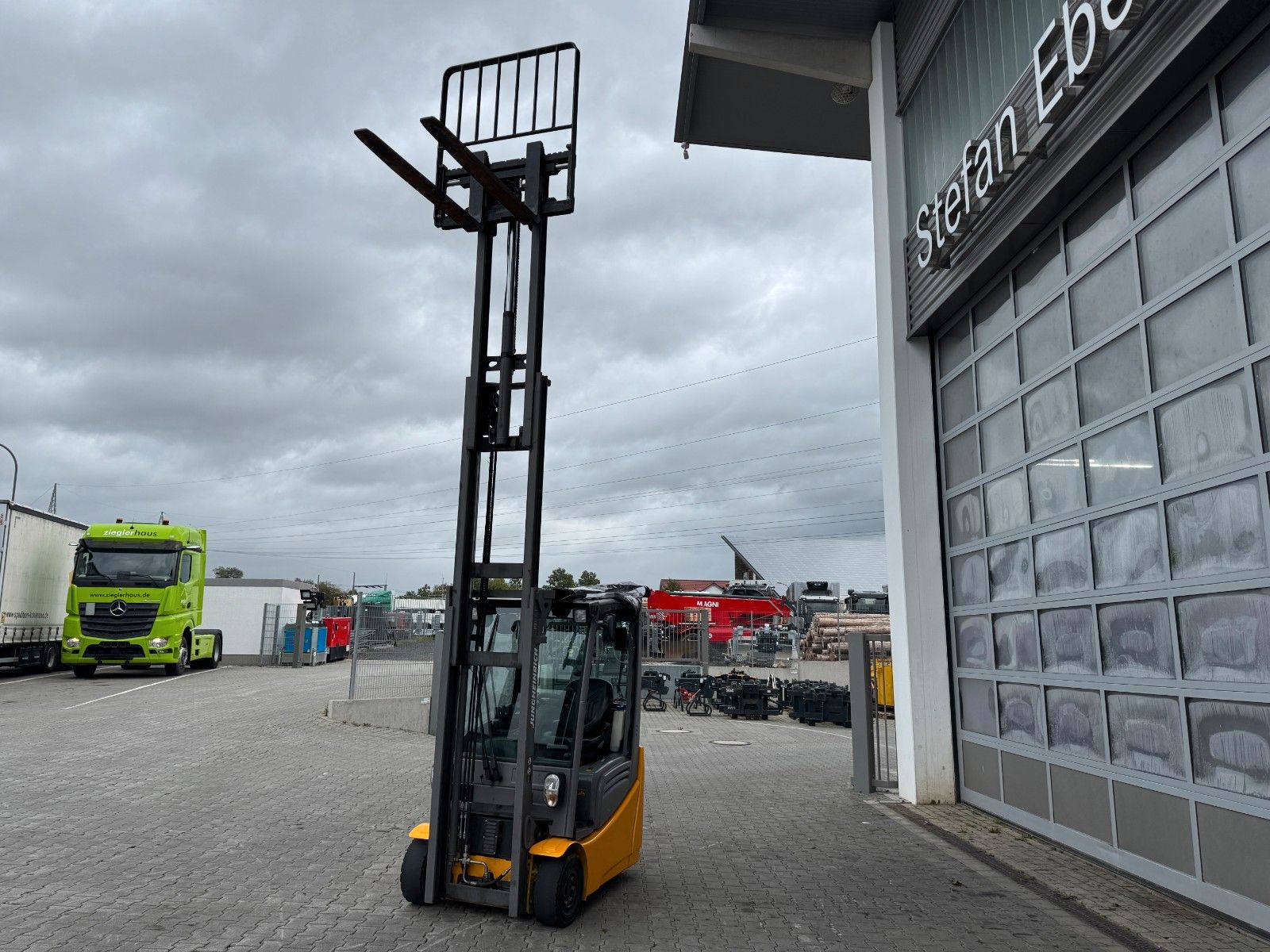 Fahrzeugabbildung Jungheinrich EFG 215 / Triplex: 4.25m! / SS / nur 2.819h!