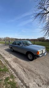 Mercedes-Benz 230 W123 Oldtimer mit H-Kennzeic - Mercedes-Benz 230: Limousine