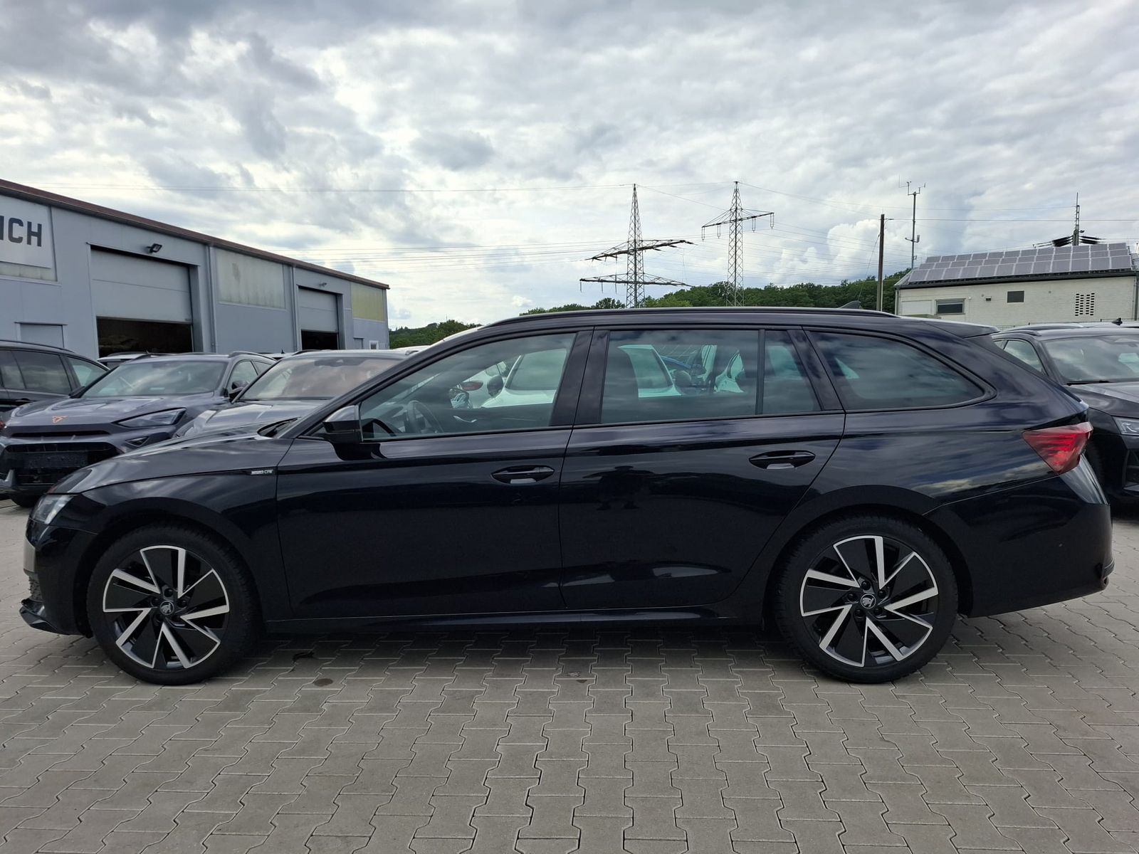 Fahrzeugabbildung SKODA Octavia 1.5 DSG Sportline PANO*MATRIX*AHK*5J.GAR