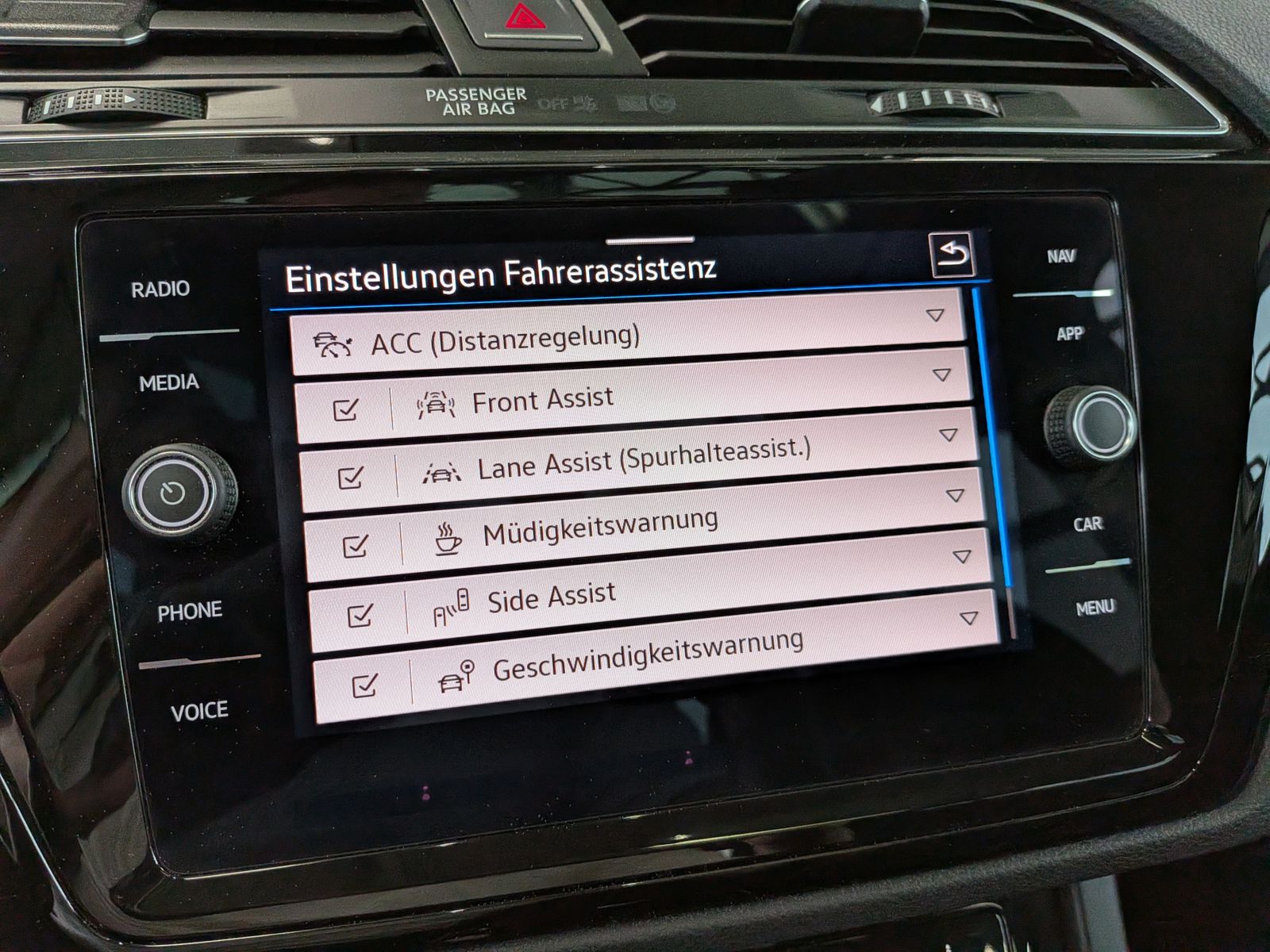 Fahrzeugabbildung Volkswagen Touran 2.0 DSG R-Line High Pano 7-Si IQ AHK VOLL