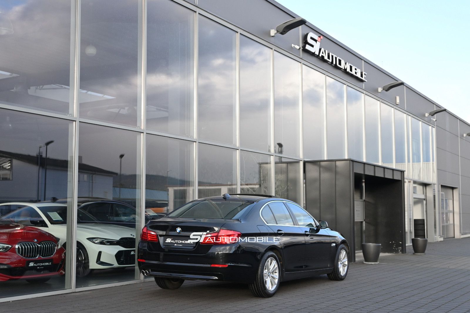 Fahrzeugabbildung BMW 530d Aut. °GLASDACH°HUD°KOMFORTSITZ°STANDHEIZUNG