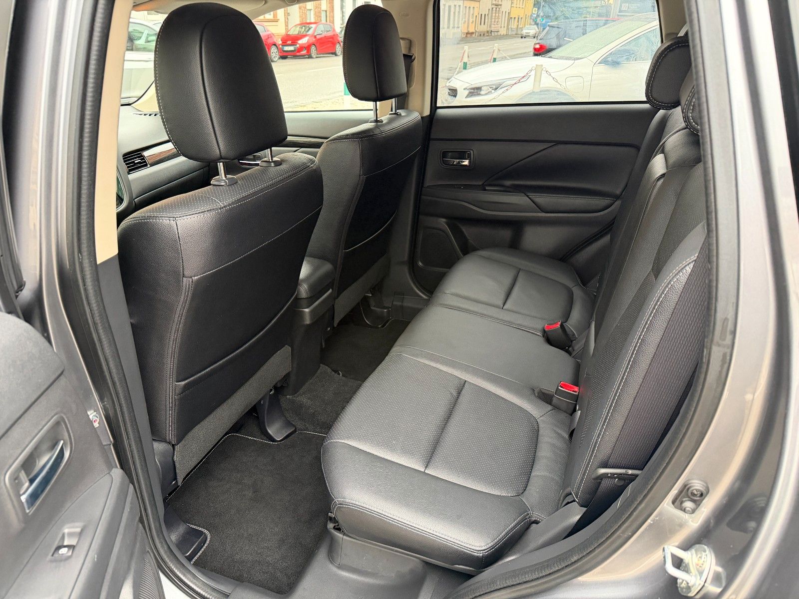 Fahrzeugabbildung Mitsubishi Outlander Top 4WD 7-SITZER AHK LEDER NAVI KAMERA