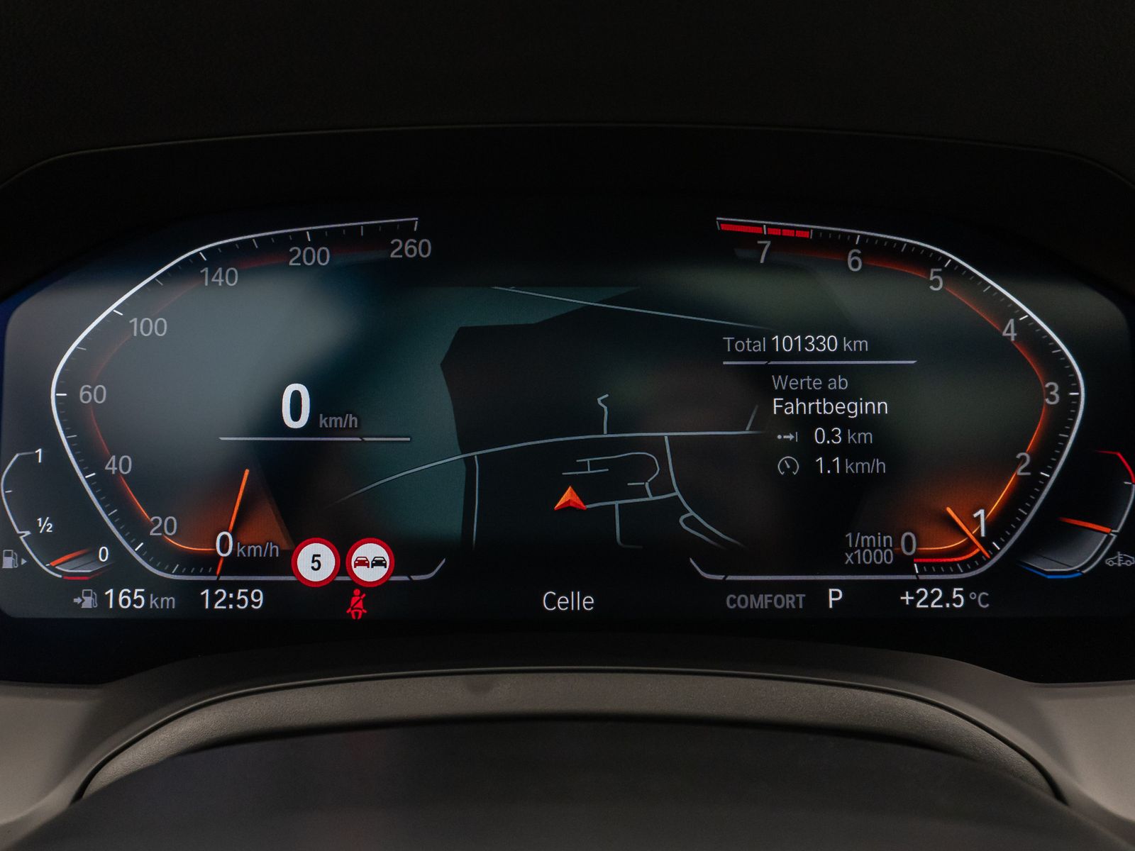 Fahrzeugabbildung BMW 330i M Sport Panorama Kamera DAB HiFi Komfort