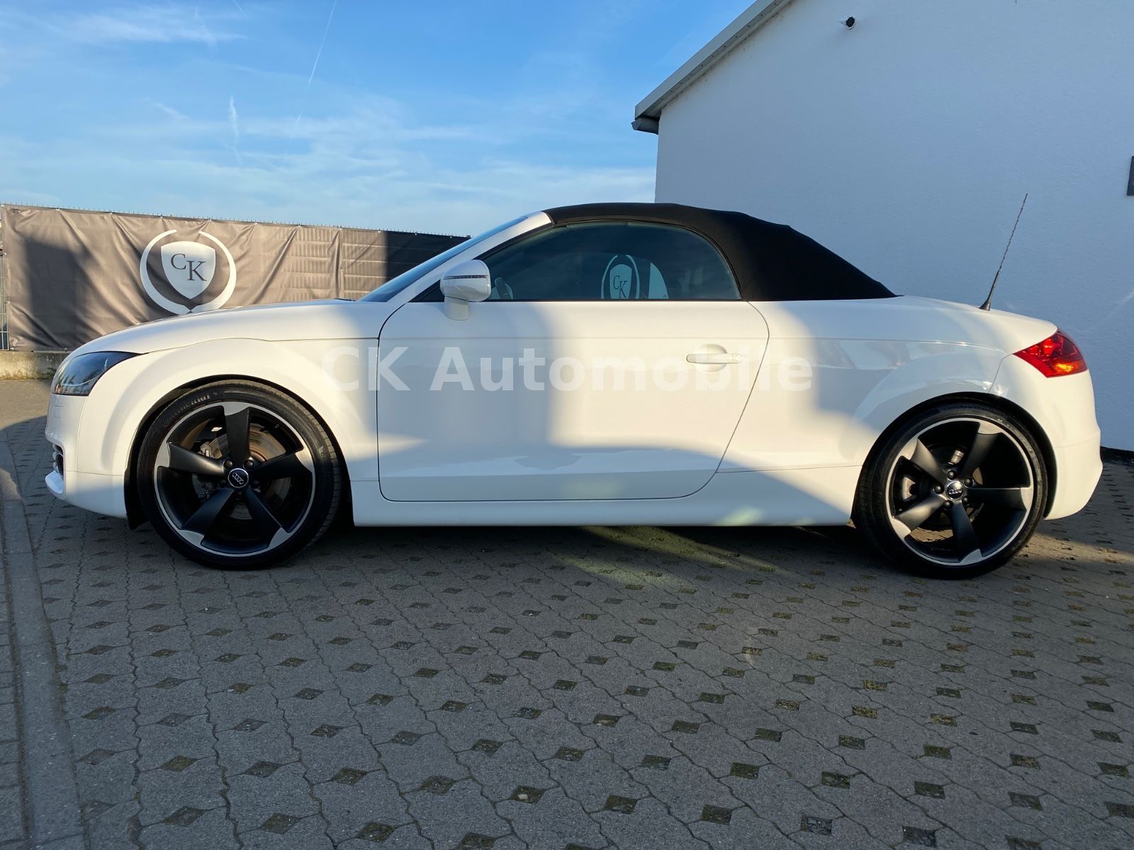 Fahrzeugabbildung Audi TT 1.8 TFSI Roadster S-Line/Navi/Bi-Xenon/PDC