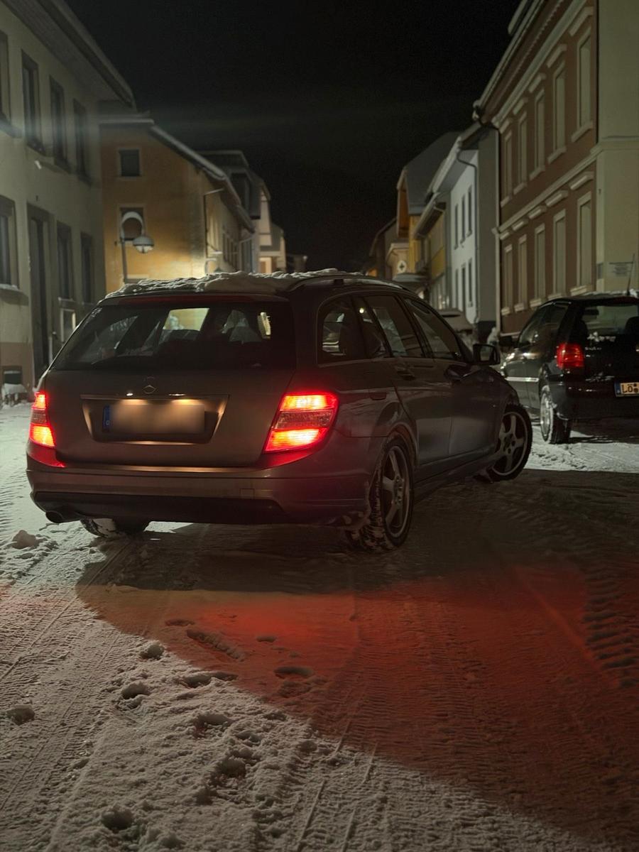Mercedes-Benz C220 2009 — салон
