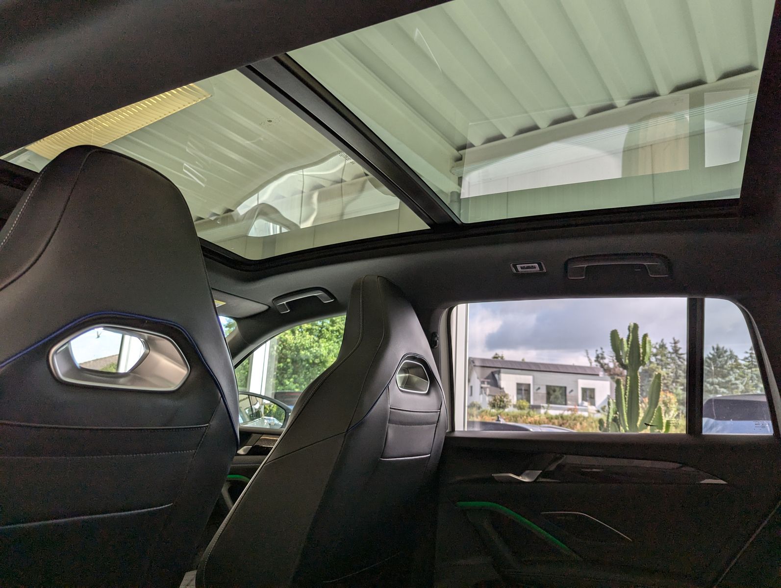 Photo du véhicule Volkswagen Tiguan 2.0TDI R-Line 4M Pano Black AHK Matrix 20