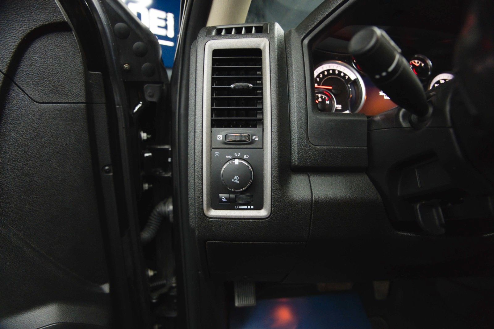 Fahrzeugabbildung Dodge RAM 5.7 V8 HEMI 4x4 OFFROAD Night-Paket *LED*AHK