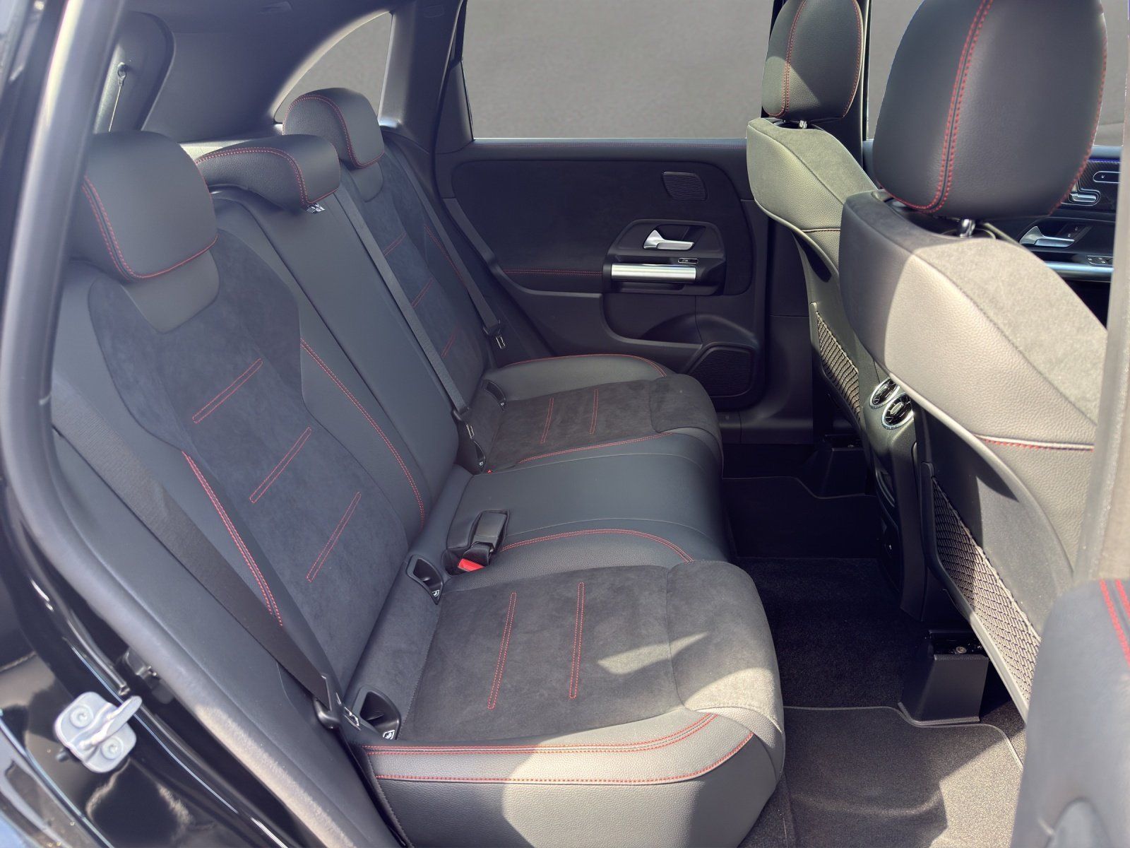Fahrzeugabbildung Mercedes-Benz B 220 4M AMG Premi+ AHK Memo MLED Pano HUD KeyGo