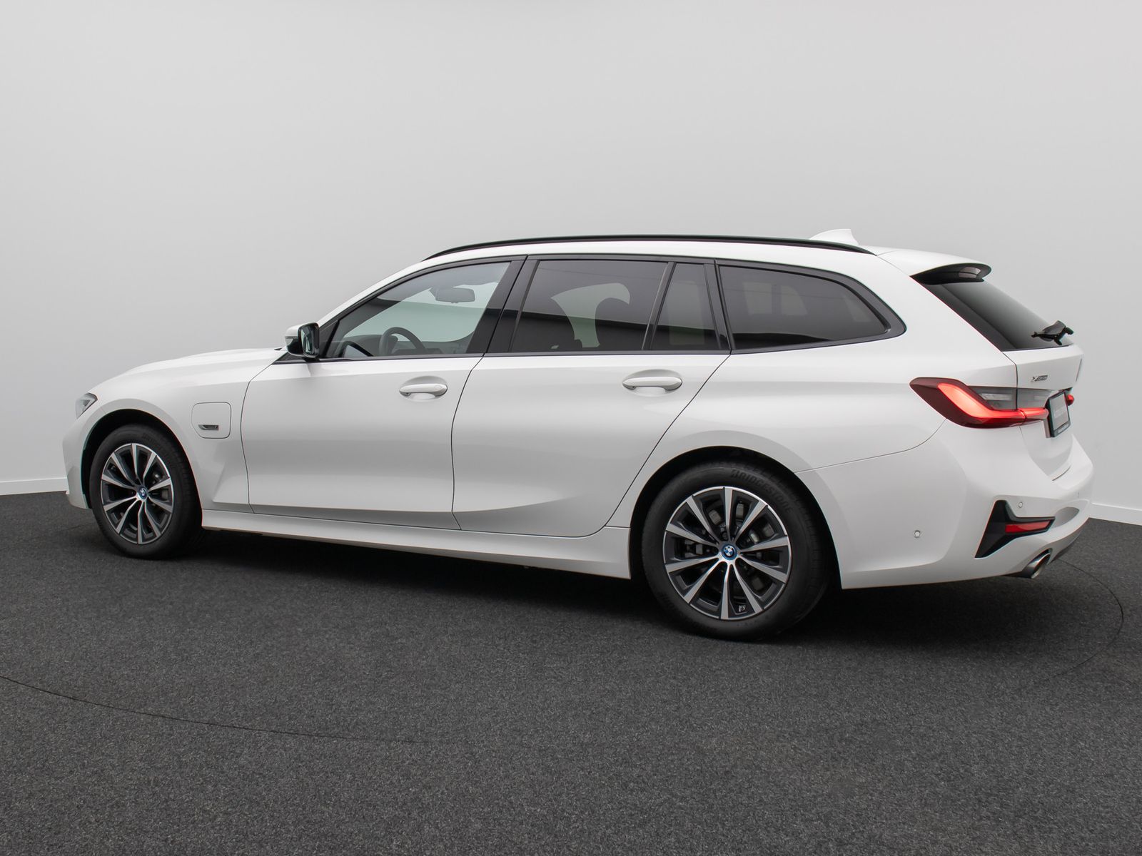 Fahrzeugabbildung BMW 330e xD Sport Line Alarm HUD DAB Panorama HiFi