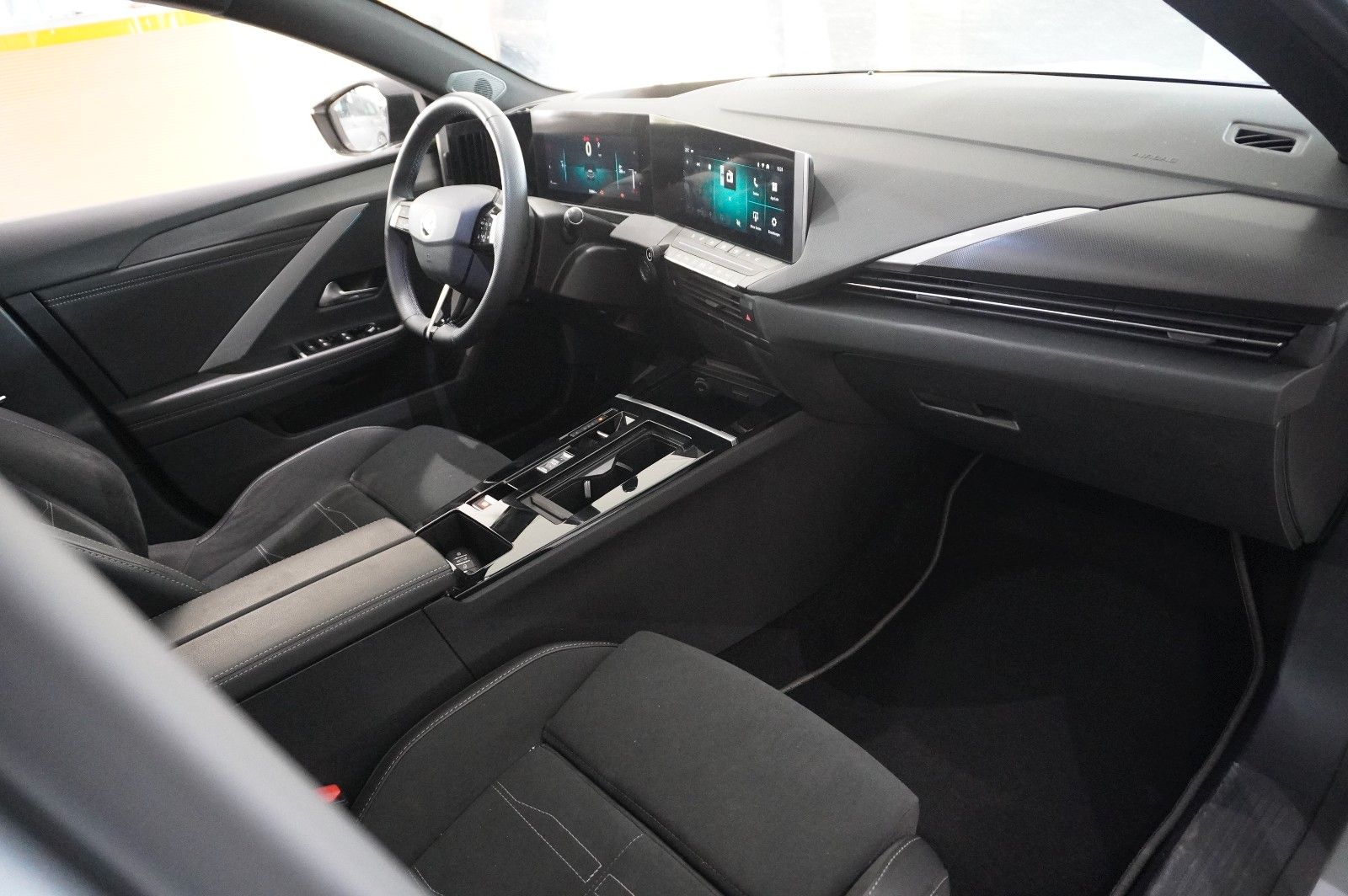 Fahrzeugabbildung Opel Astra L Lim. 1.2T GS LINE NAVI/LED/360°/PANO/HUD