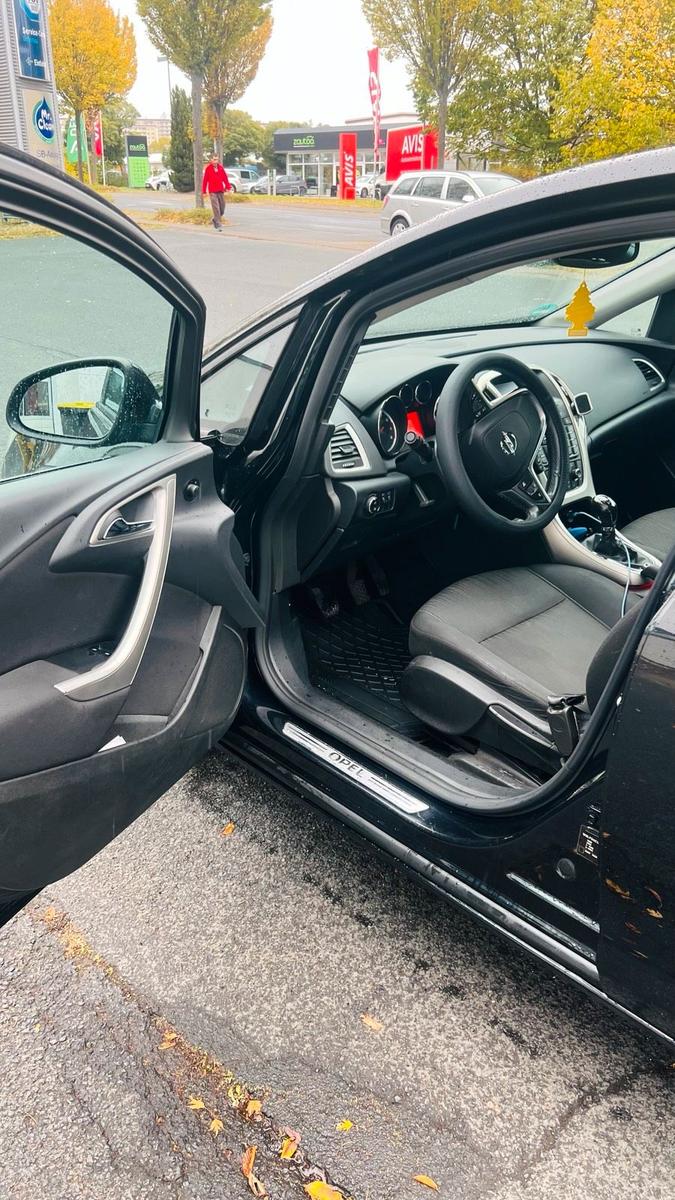 Opel Astra 2011 — photo 6