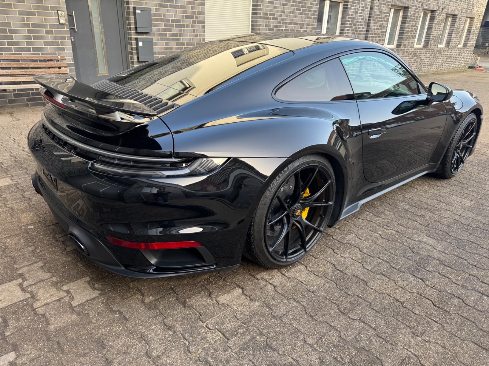 Porsche 911 992 Turbo S Coupe schwarz/schwarz