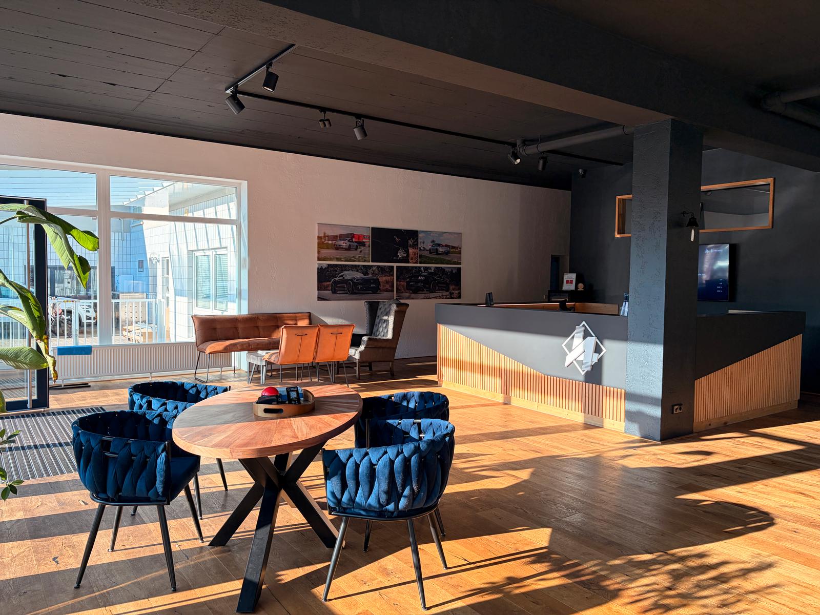 showroom-image-top