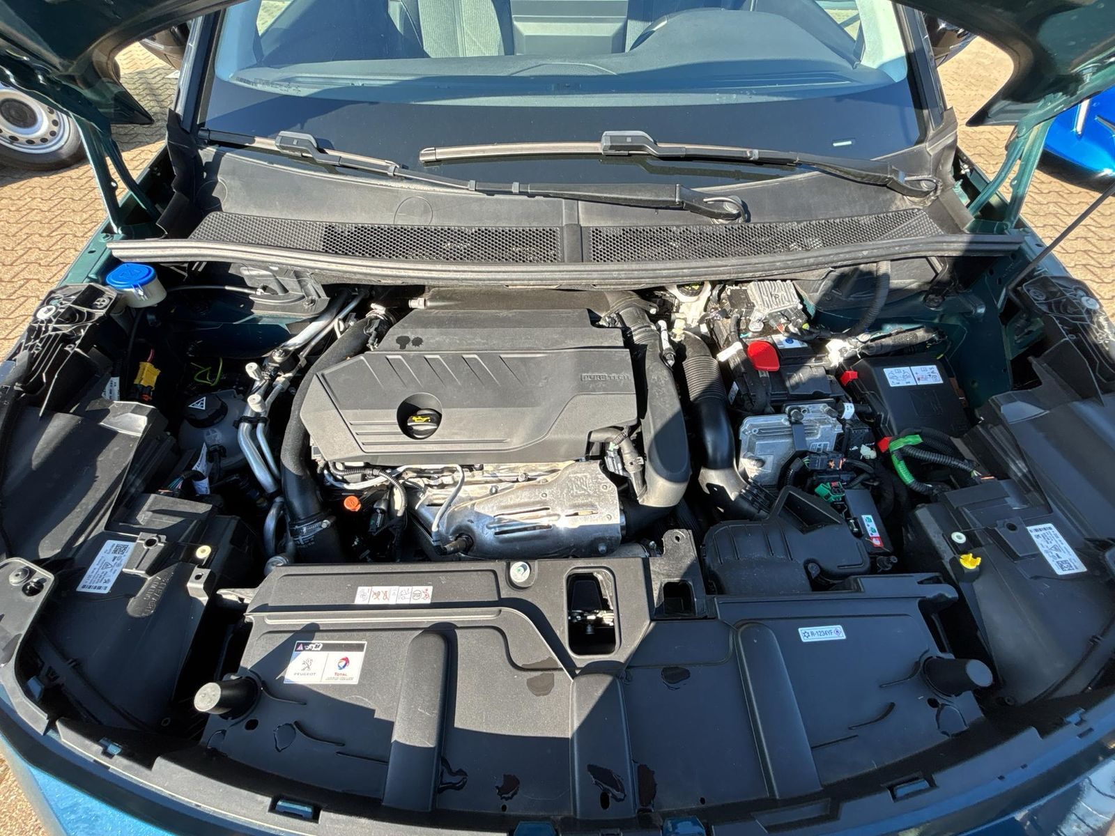 Fahrzeugabbildung Peugeot 3008 Plug-In Allure+SHZ+LED+PDC+ACC+USB+AWR+