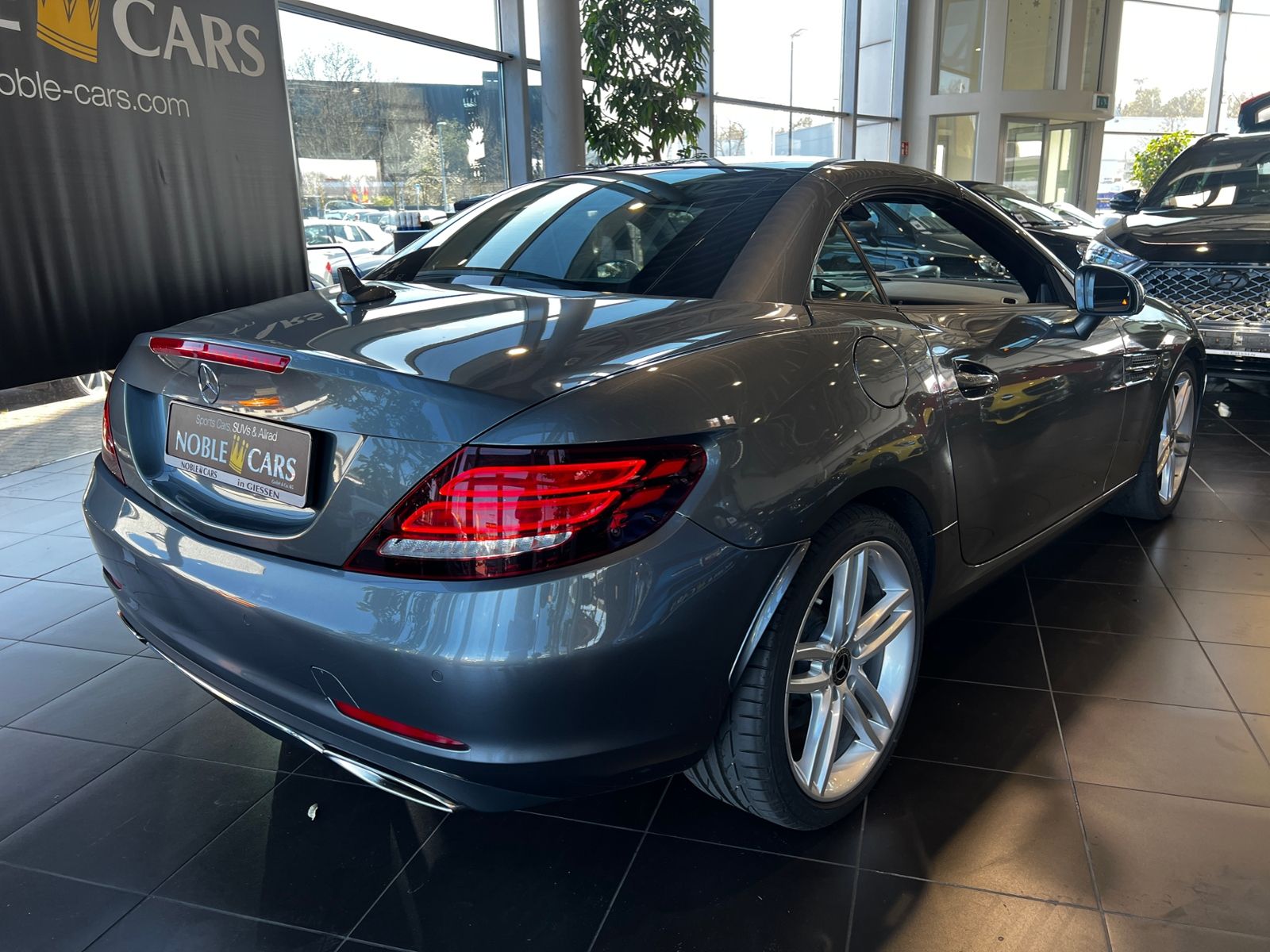 Fahrzeugabbildung Mercedes-Benz SLC 300 Memory AIRSCARF AHK LED