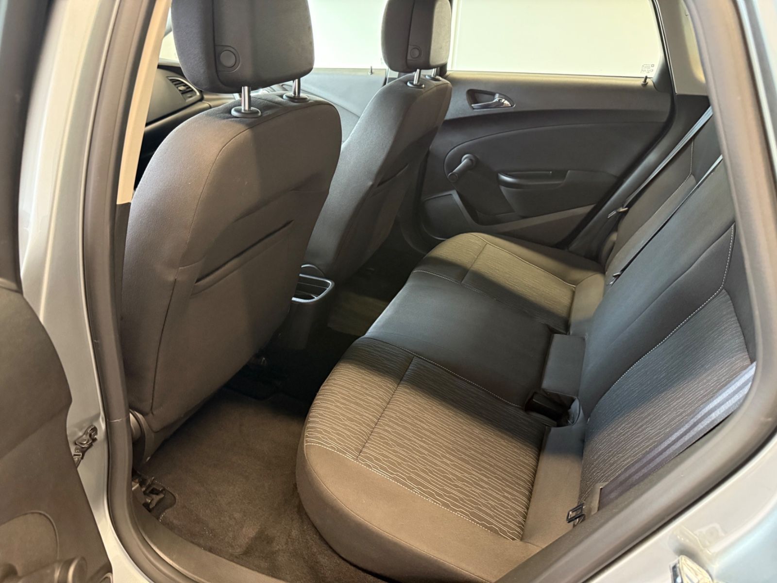 Fahrzeugabbildung Opel Astra J Lim. 5-trg. Selection, Klima,