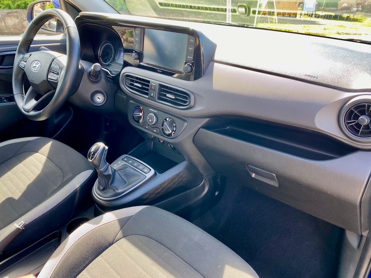 Fahrzeugabbildung Hyundai i10 1.0 Automatik  KLIMA SHZ ALLWETTER ALU PDC