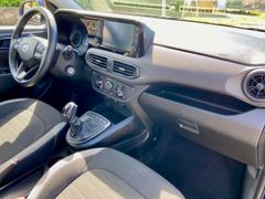 Fahrzeugabbildung Hyundai i10 1.0 Automatik  KLIMA SHZ ALLWETTER ALU PDC