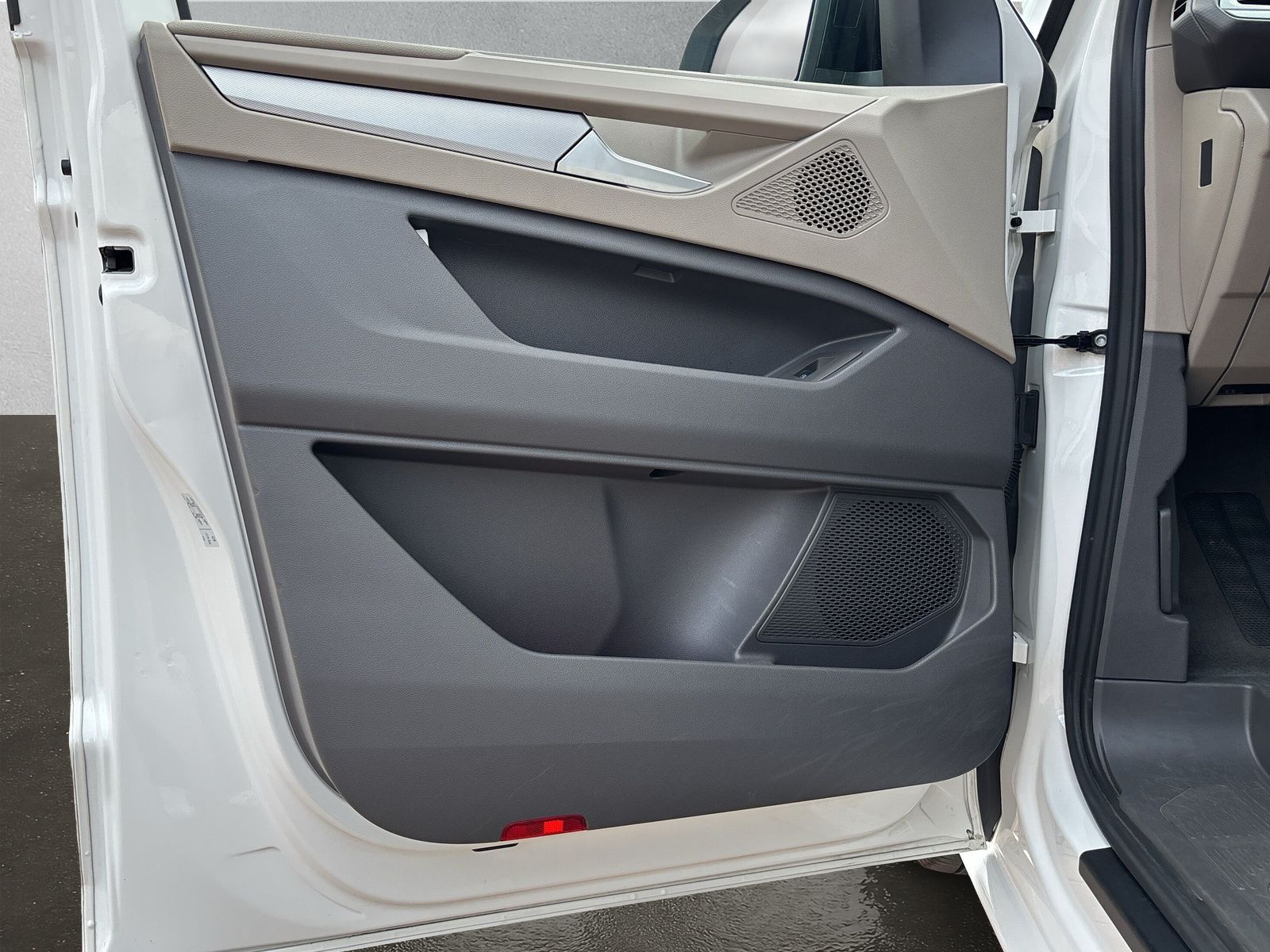 Fahrzeugabbildung Volkswagen Multivan 1.4 TSI eHybrid LR DSG AHK RFK App-Conn