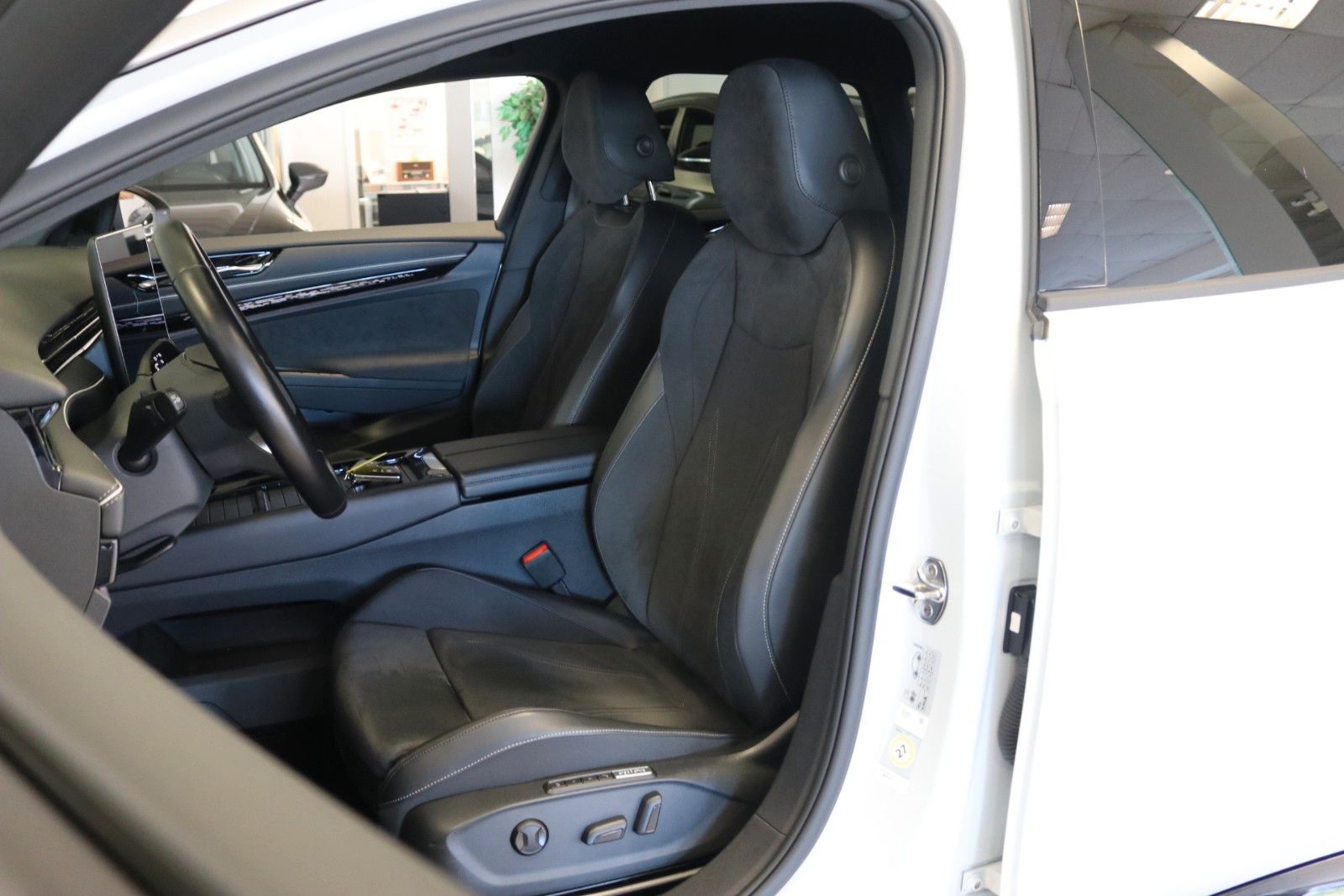 Volkswagen ID.7 Tourer Pro AHK HUD 360° Matrix Memory 99% foto 16