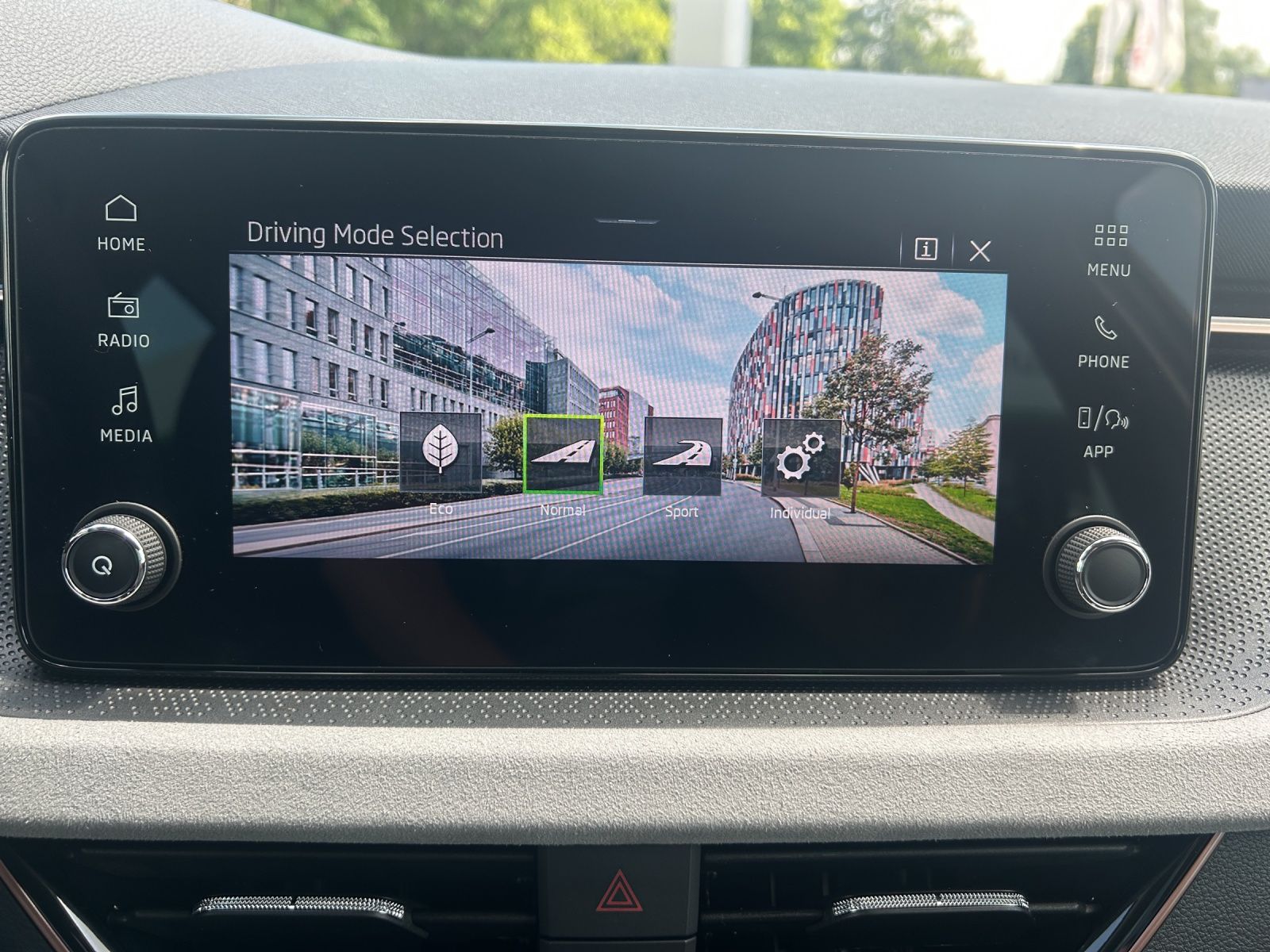 Fahrzeugabbildung SKODA Kamiq 1.0 DSG Selection AHK MATRIX