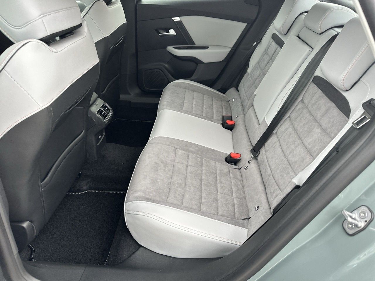 Fahrzeugabbildung Citroën C4 X Hybrid 145 Doppelkupplung 6-Gang MAX