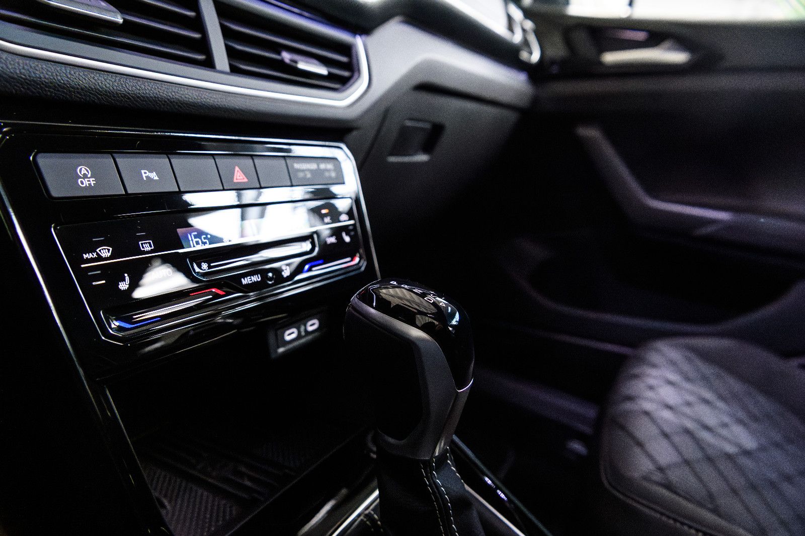 Fahrzeugabbildung Volkswagen T-Cross R-Line 1.5 TSI DSG IQ-LED+AHK+NAV+ACC